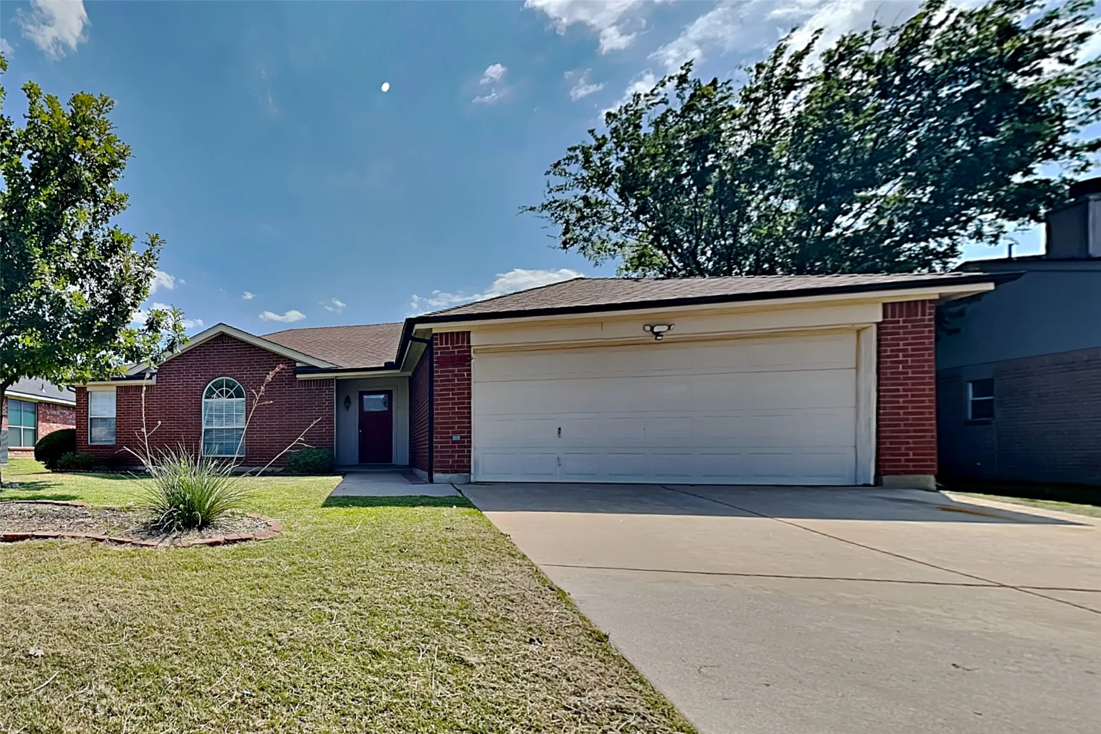 Single Family Residence For Rent in Johnson County , 625 Creekview Drive, Burleson, Texas 76028, 4 Bedroom, 2 Bathroom, 2 Garage spaces, 1,814 Sqft, built in 2001, mls#21349731, Real Estate Agent in Burleson, Homes For Rent in Johnson county, Homes For Rent in Burleson, Realtor in Burleson Texas, Real Estate Brokerage Independent Realty Texas, Luminita Cordes Realtor