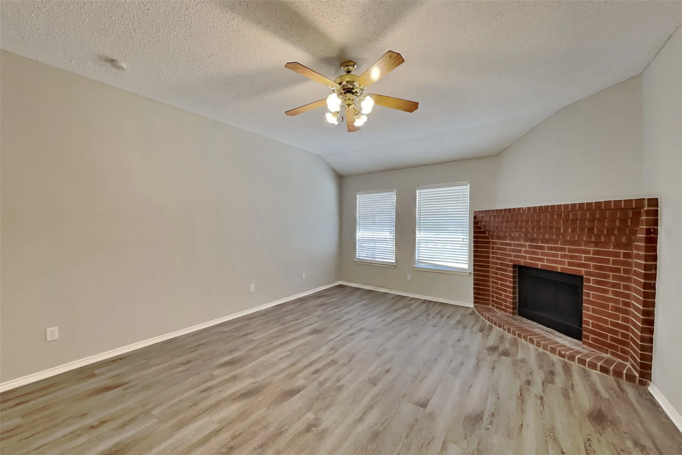 Single Family Residence For Rent in Johnson County , 625 Creekview Drive, Burleson, Texas 76028, 4 Bedroom, 2 Bathroom, 2 Garage spaces, 1,814 Sqft, built in 2001, mls#21349731, Real Estate Agent in Burleson, Homes For Rent in Johnson county, Homes For Rent in Burleson, Realtor in Burleson Texas, Real Estate Brokerage Independent Realty Texas, Luminita Cordes Realtor