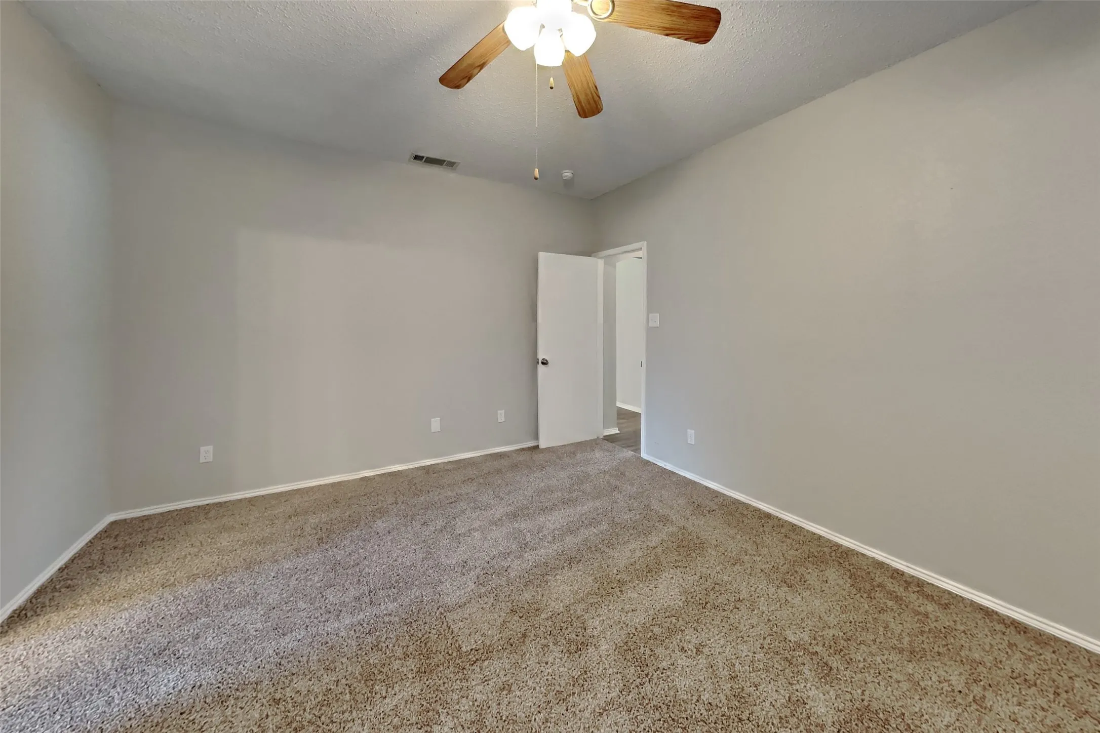 Single Family Residence For Rent in Johnson County , 625 Creekview Drive, Burleson, Texas 76028, 4 Bedroom, 2 Bathroom, 2 Garage spaces, 1,814 Sqft, built in 2001, mls#21349731, Real Estate Agent in Burleson, Homes For Rent in Johnson county, Homes For Rent in Burleson, Realtor in Burleson Texas, Real Estate Brokerage Independent Realty Texas, Luminita Cordes Realtor