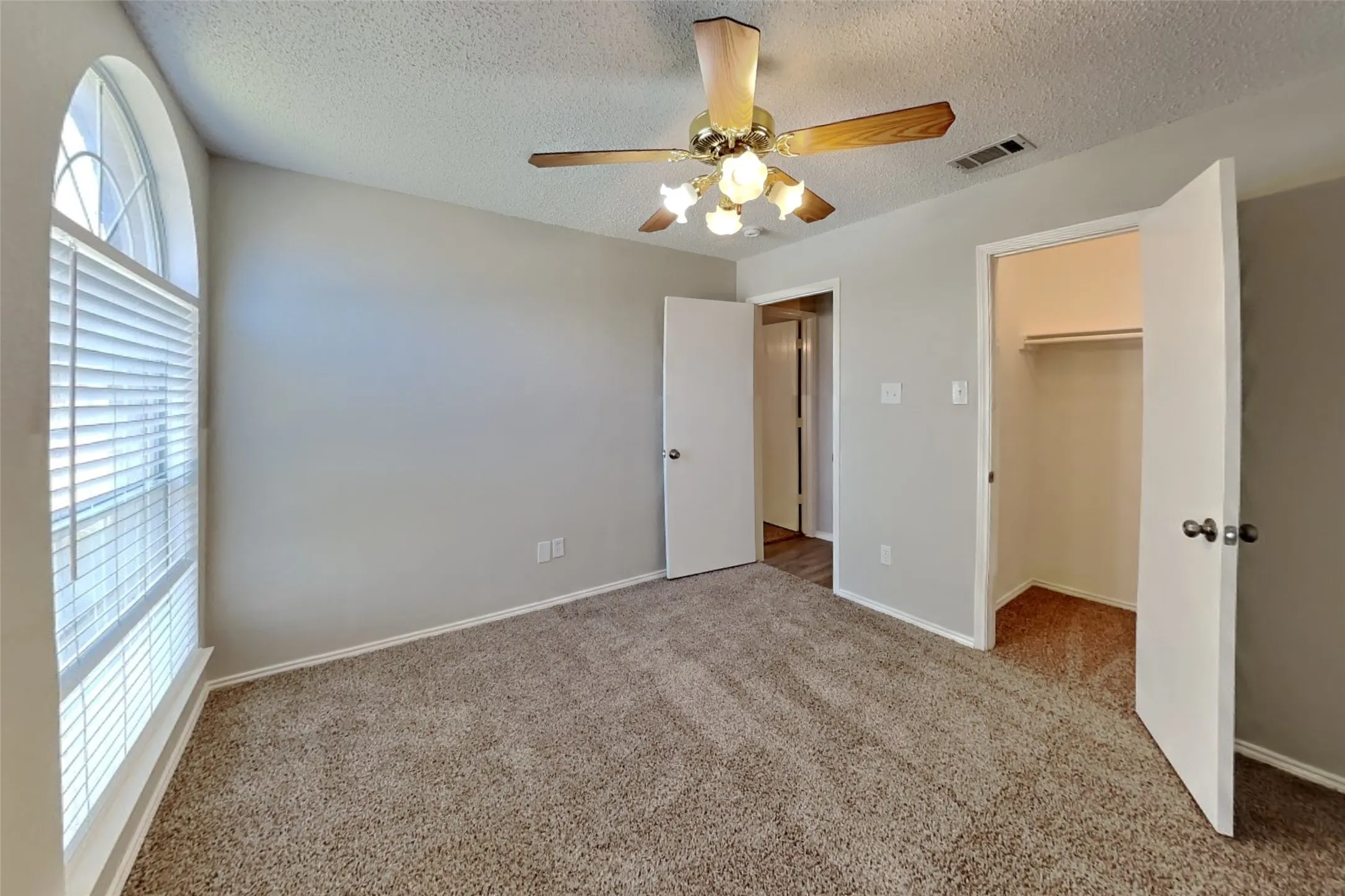 Single Family Residence For Rent in Johnson County , 625 Creekview Drive, Burleson, Texas 76028, 4 Bedroom, 2 Bathroom, 2 Garage spaces, 1,814 Sqft, built in 2001, mls#21349731, Real Estate Agent in Burleson, Homes For Rent in Johnson county, Homes For Rent in Burleson, Realtor in Burleson Texas, Real Estate Brokerage Independent Realty Texas, Luminita Cordes Realtor