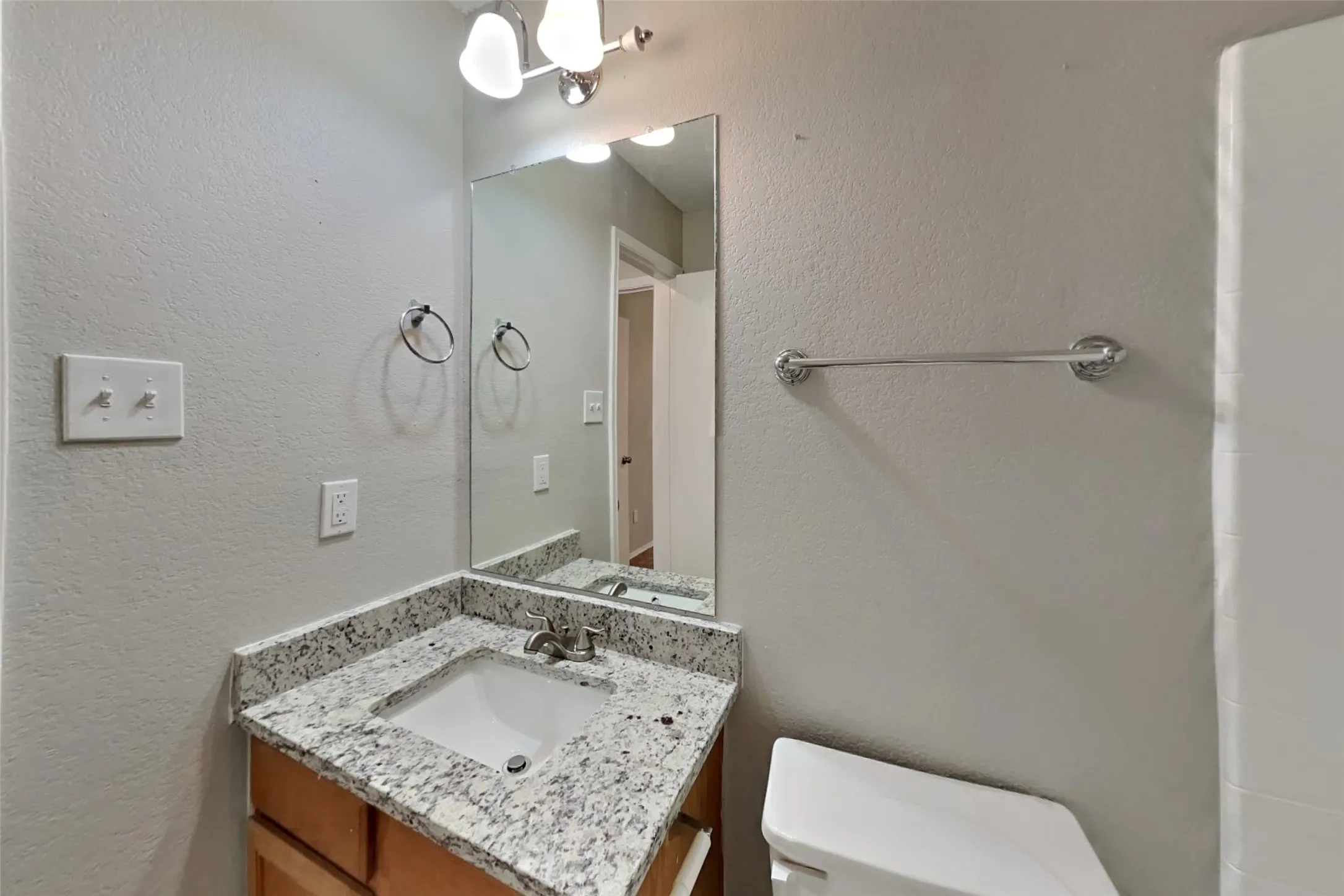 Single Family Residence For Rent in Johnson County , 625 Creekview Drive, Burleson, Texas 76028, 4 Bedroom, 2 Bathroom, 2 Garage spaces, 1,814 Sqft, built in 2001, mls#21349731, Real Estate Agent in Burleson, Homes For Rent in Johnson county, Homes For Rent in Burleson, Realtor in Burleson Texas, Real Estate Brokerage Independent Realty Texas, Luminita Cordes Realtor