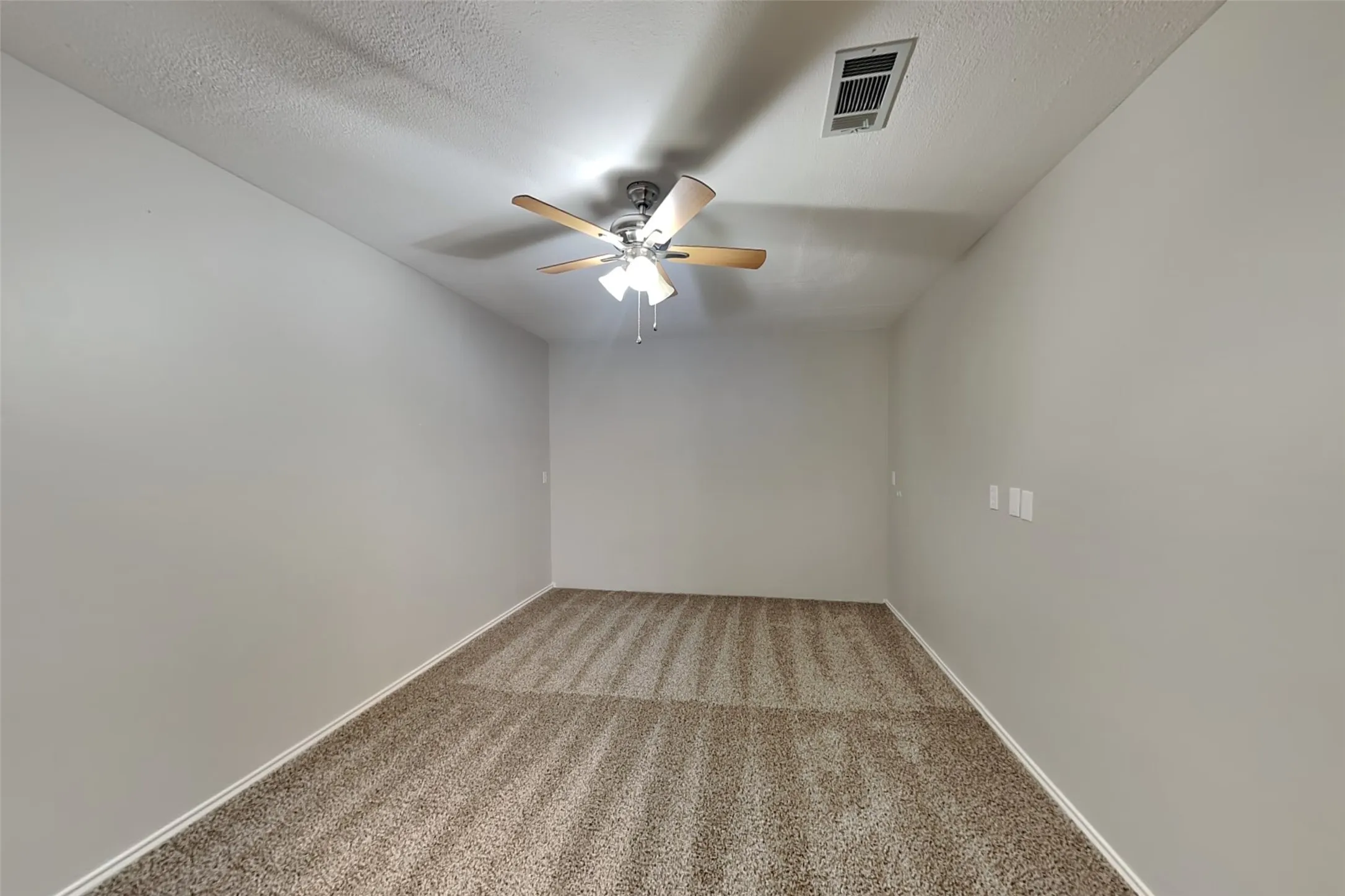 Single Family Residence For Rent in Johnson County , 625 Creekview Drive, Burleson, Texas 76028, 4 Bedroom, 2 Bathroom, 2 Garage spaces, 1,814 Sqft, built in 2001, mls#21349731, Real Estate Agent in Burleson, Homes For Rent in Johnson county, Homes For Rent in Burleson, Realtor in Burleson Texas, Real Estate Brokerage Independent Realty Texas, Luminita Cordes Realtor