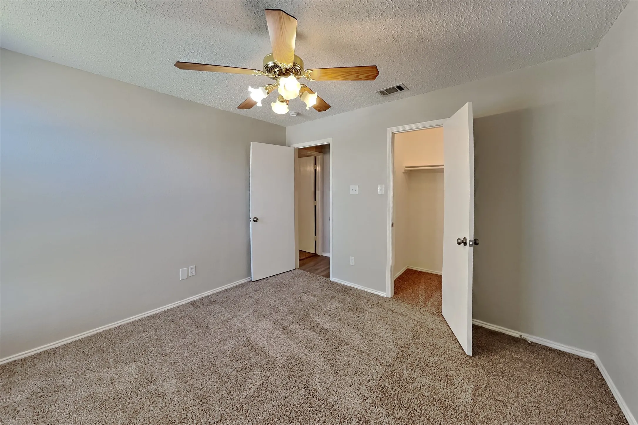 Single Family Residence For Rent in Johnson County , 625 Creekview Drive, Burleson, Texas 76028, 4 Bedroom, 2 Bathroom, 2 Garage spaces, 1,814 Sqft, built in 2001, mls#21349731, Real Estate Agent in Burleson, Homes For Rent in Johnson county, Homes For Rent in Burleson, Realtor in Burleson Texas, Real Estate Brokerage Independent Realty Texas, Luminita Cordes Realtor