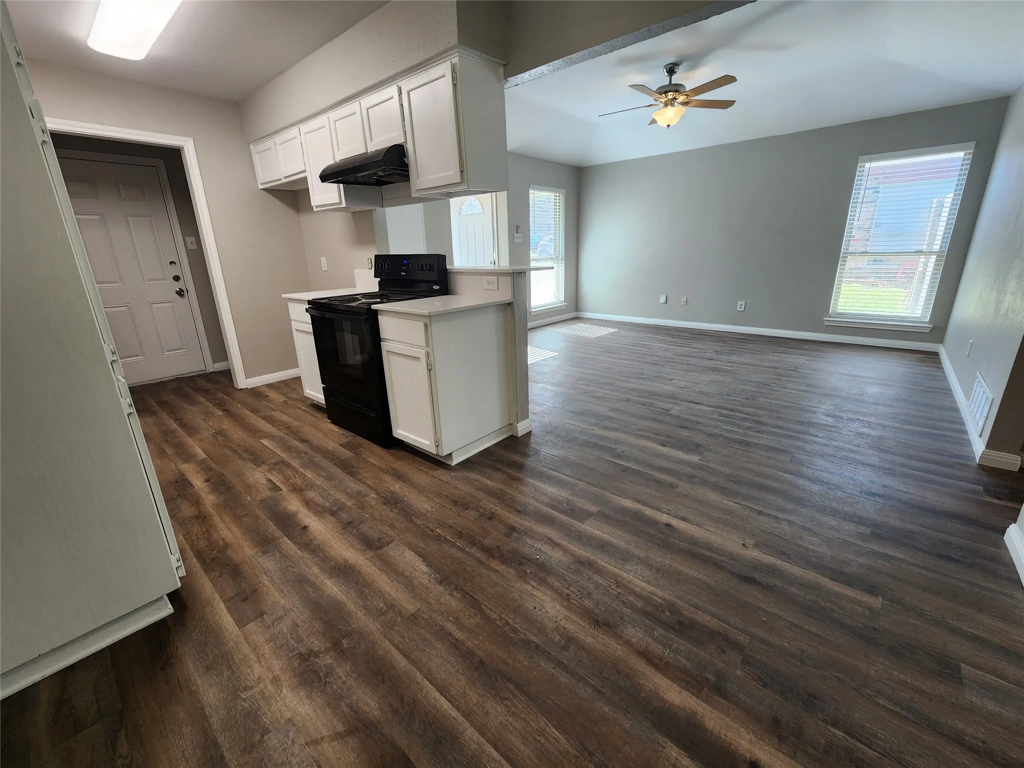 Duplex For Rent in Tarrant County , 350 Spring Branch Lane, Kennedale, Texas 76060, 3 Bedrooms, 2 Bathrooms, 1 Garage spaces, 1,170 Sqft, built in 1983, Price $1,800, mls#21349748, Real Estate Agent in Kennedale, Homes For Rent in Tarrant county, Homes For Rent in Kennedale, Realtor in Kennedale Texas, Real Estate Brokerage Independent Realty Texas, Luminita Cordes Realtor
