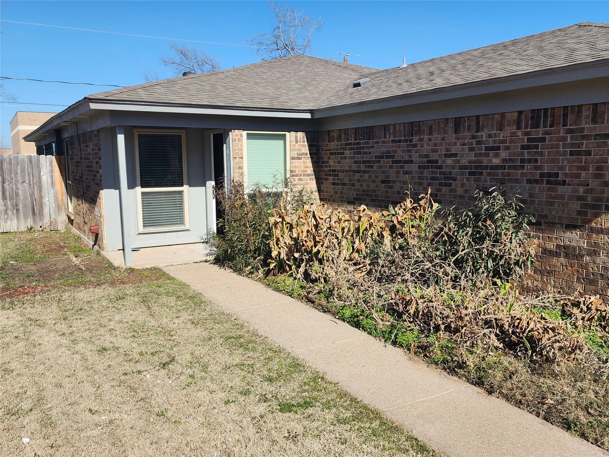 Duplex For Rent in Tarrant County , 350 Spring Branch Lane, Kennedale, Texas 76060, 3 Bedrooms, 2 Bathrooms, 1 Garage spaces, 1,170 Sqft, built in 1983, Price $1,800, mls#21349748, Real Estate Agent in Kennedale, Homes For Rent in Tarrant county, Homes For Rent in Kennedale, Realtor in Kennedale Texas, Real Estate Brokerage Independent Realty Texas, Luminita Cordes Realtor