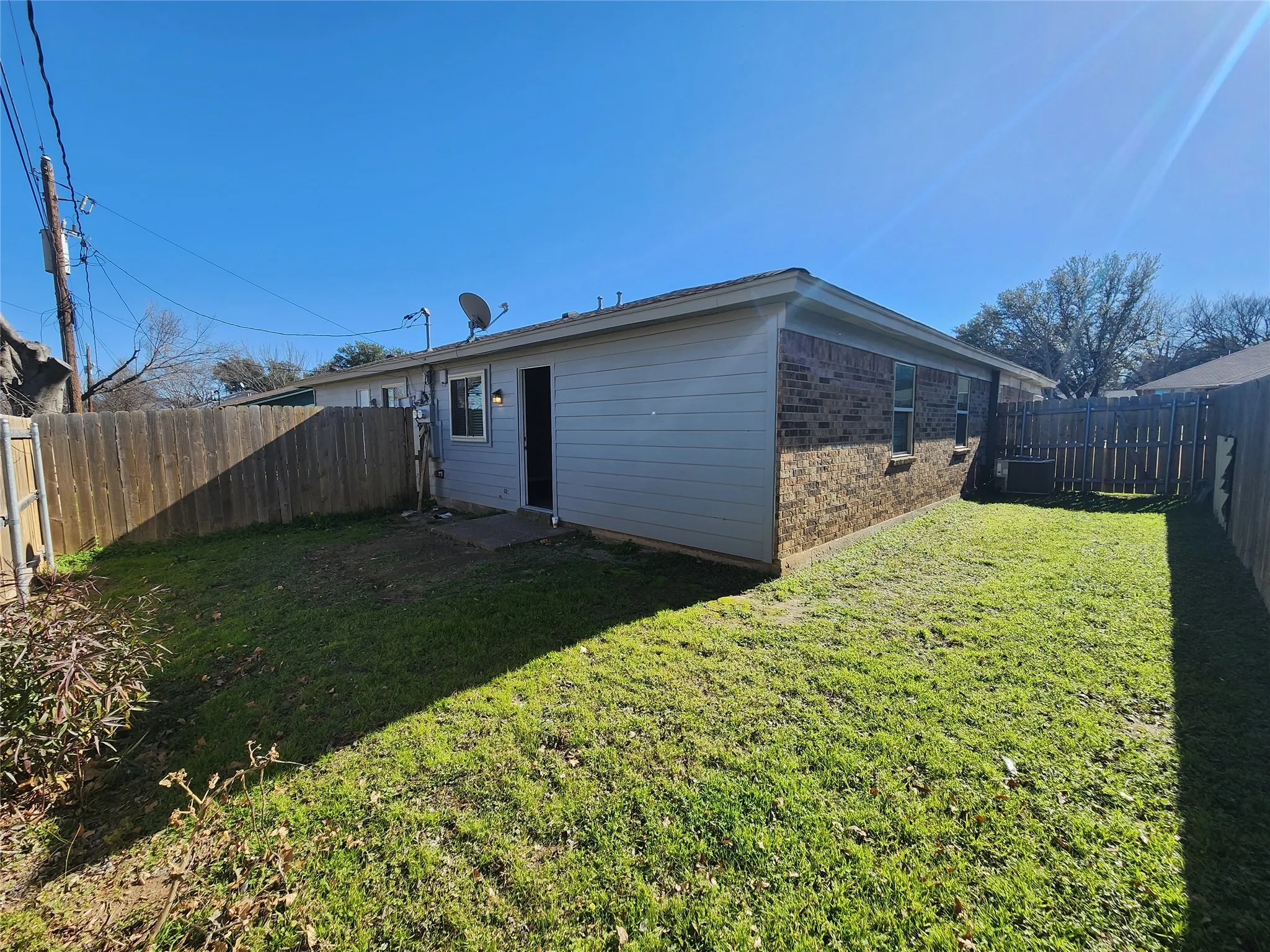 Duplex For Rent in Tarrant County , 350 Spring Branch Lane, Kennedale, Texas 76060, 3 Bedrooms, 2 Bathrooms, 1 Garage spaces, 1,170 Sqft, built in 1983, Price $1,800, mls#21349748, Real Estate Agent in Kennedale, Homes For Rent in Tarrant county, Homes For Rent in Kennedale, Realtor in Kennedale Texas, Real Estate Brokerage Independent Realty Texas, Luminita Cordes Realtor