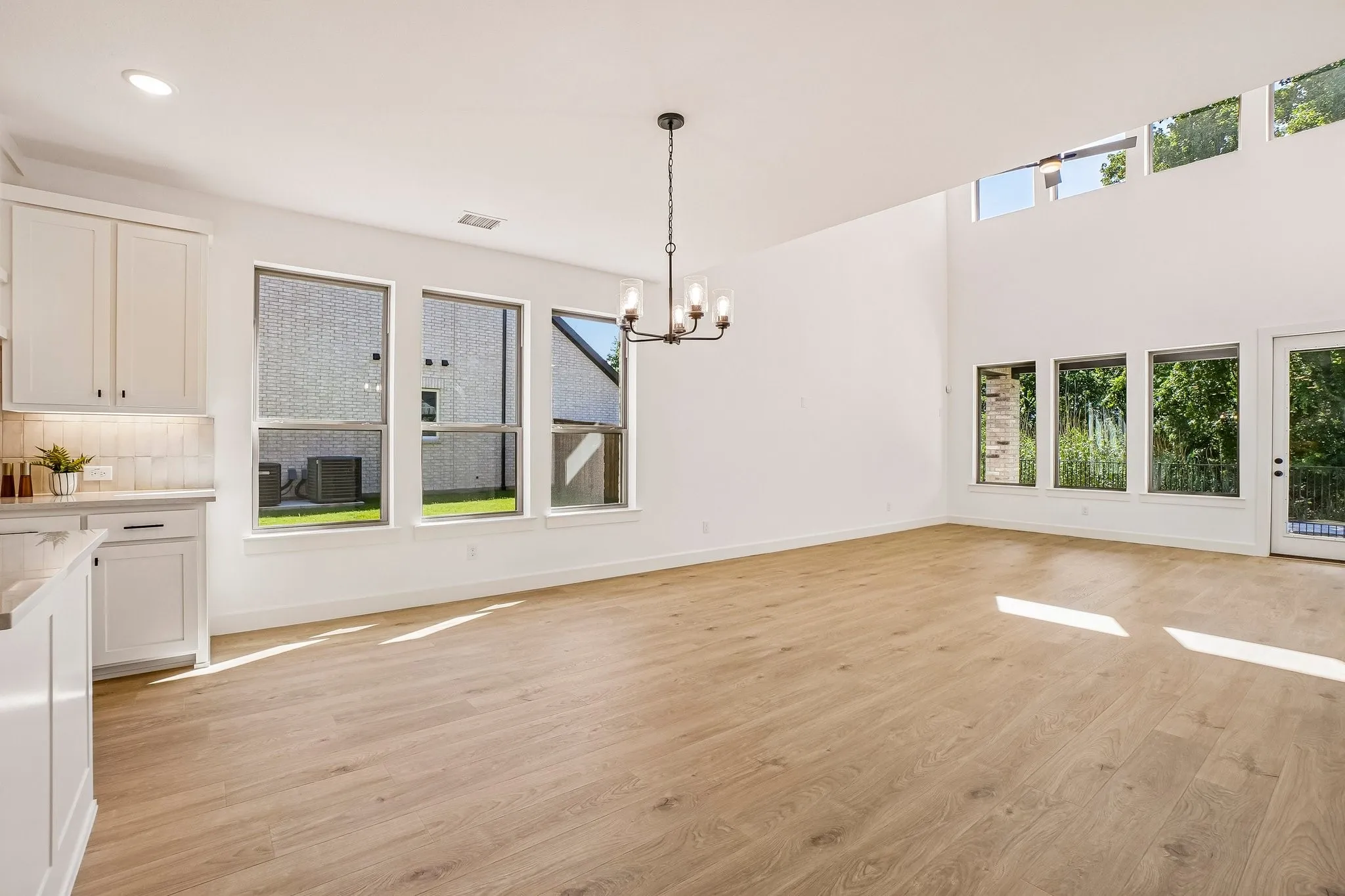 Whether it's lively dinner parties or cozy family meals, this dining room fits all occasions!