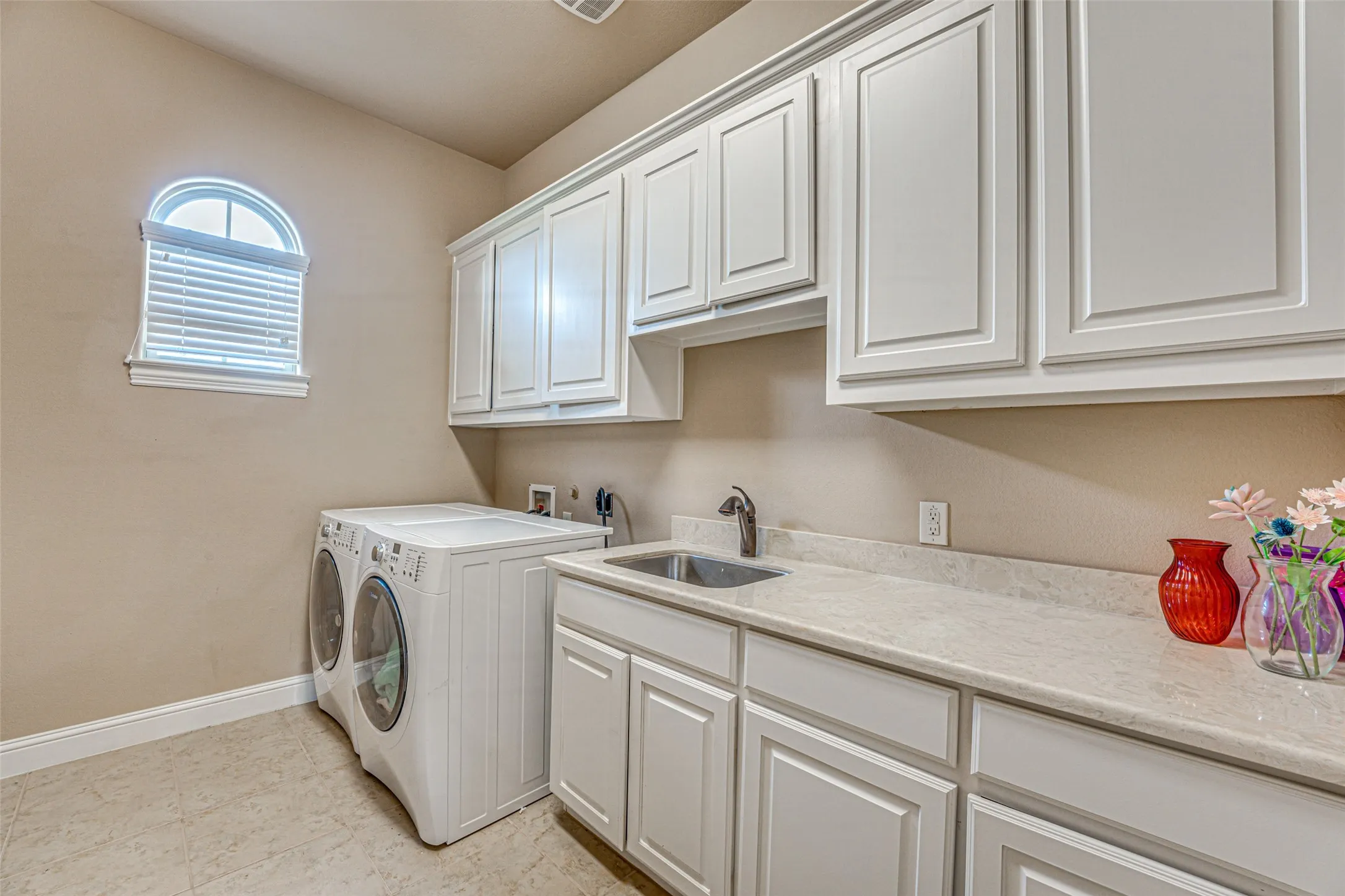 Single Family Residence For Sale in Rockwall County , 1406 Artesia Lane, Mclendon Chisholm, Texas 75032, 4 Bedroom, 5 Bathroom, 4 Garage spaces, 4,184 Sqft, built in 2014, mls#21349733, Real Estate Agent in Mclendon Chisholm, Homes For Sale in Rockwall county, Homes For Sale in Mclendon Chisholm, Realtor in Mclendon Chisholm Texas, Real Estate Brokerage Independent Realty Texas, Luminita Cordes Realtor