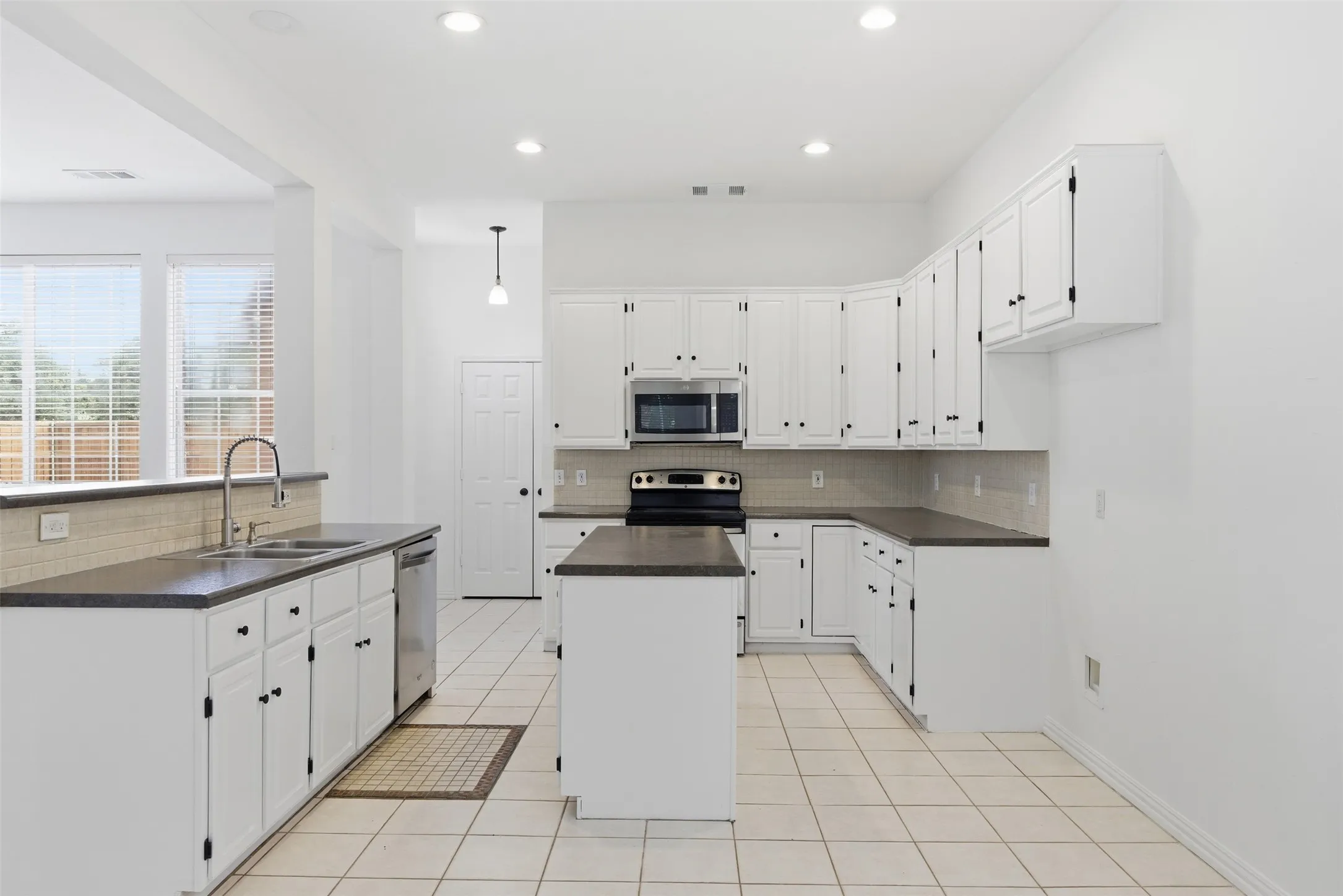Single Family Residence For Rent in Collin County , 3221 Corning Drive, Plano, Texas 75023, 3 Bedroom, 3 Bathroom, 2 Garage spaces, 1,919 Sqft, built in 1994, mls#21349758, Real Estate Agent in Plano, Homes For Rent in Collin county, Homes For Rent in Plano, Realtor in Plano Texas, Real Estate Brokerage Independent Realty Texas, Luminita Cordes Realtor