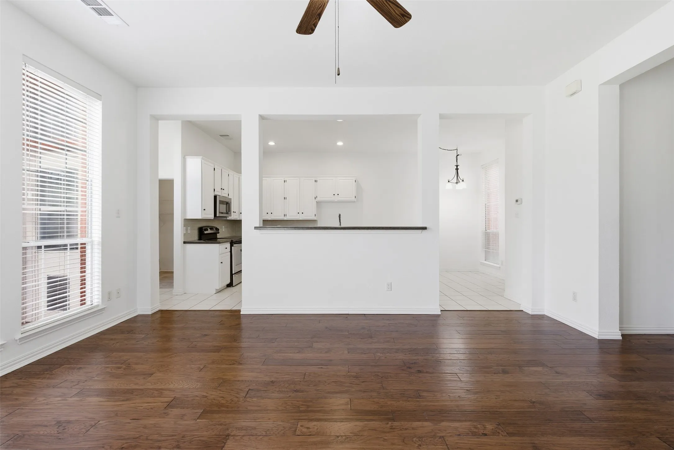 Single Family Residence For Rent in Collin County , 3221 Corning Drive, Plano, Texas 75023, 3 Bedroom, 3 Bathroom, 2 Garage spaces, 1,919 Sqft, built in 1994, mls#21349758, Real Estate Agent in Plano, Homes For Rent in Collin county, Homes For Rent in Plano, Realtor in Plano Texas, Real Estate Brokerage Independent Realty Texas, Luminita Cordes Realtor