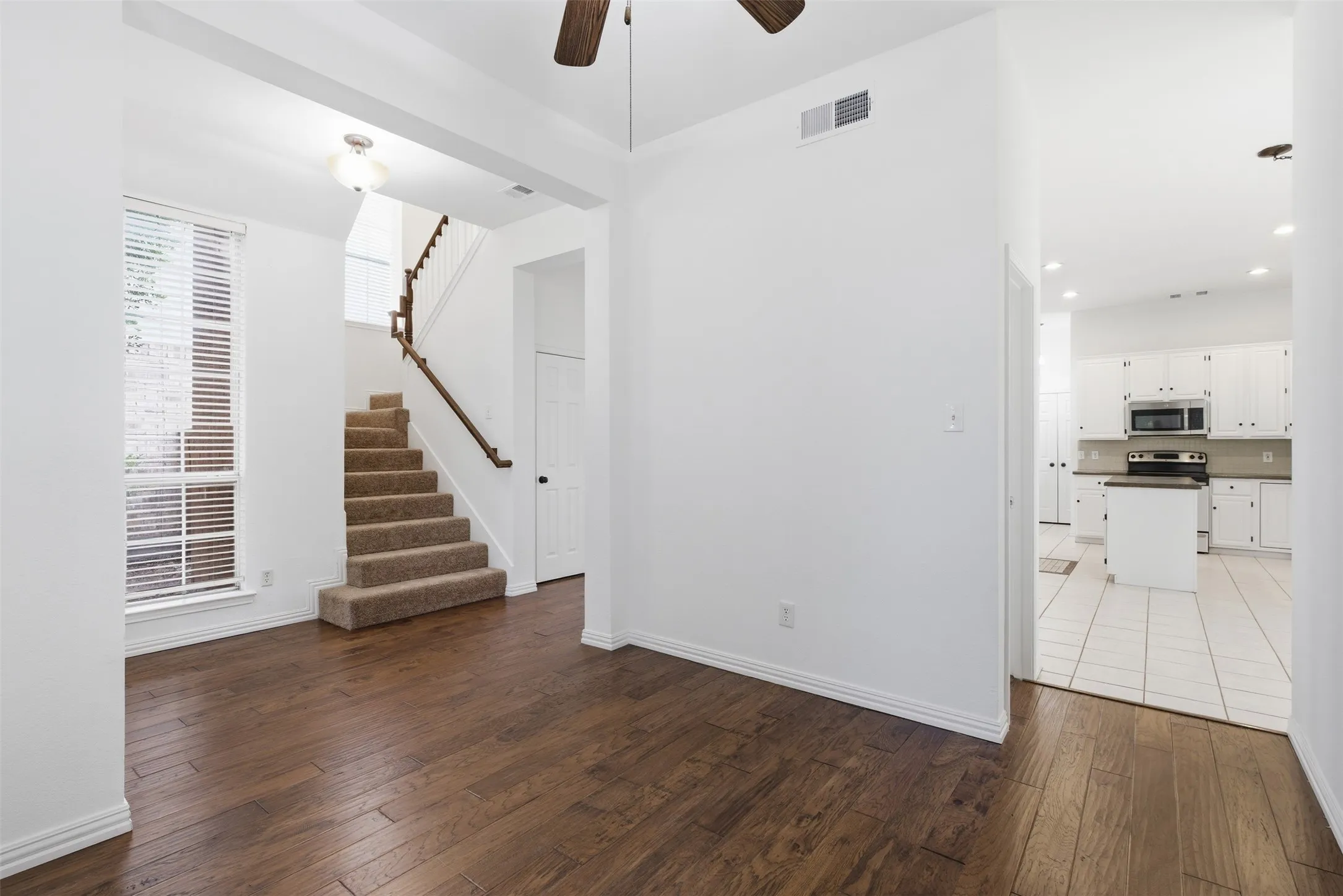 Single Family Residence For Rent in Collin County , 3221 Corning Drive, Plano, Texas 75023, 3 Bedroom, 3 Bathroom, 2 Garage spaces, 1,919 Sqft, built in 1994, mls#21349758, Real Estate Agent in Plano, Homes For Rent in Collin county, Homes For Rent in Plano, Realtor in Plano Texas, Real Estate Brokerage Independent Realty Texas, Luminita Cordes Realtor