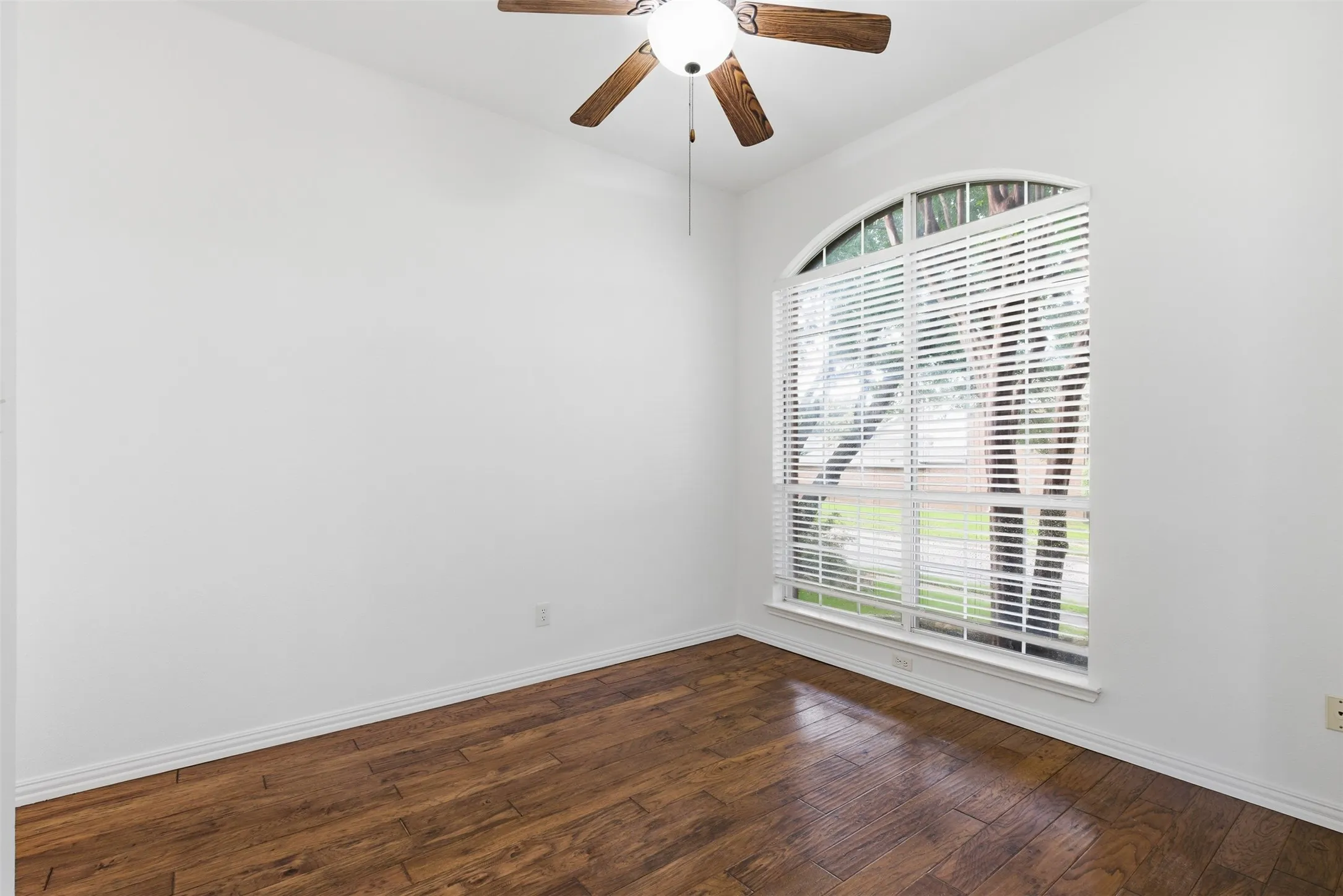 Single Family Residence For Rent in Collin County , 3221 Corning Drive, Plano, Texas 75023, 3 Bedroom, 3 Bathroom, 2 Garage spaces, 1,919 Sqft, built in 1994, mls#21349758, Real Estate Agent in Plano, Homes For Rent in Collin county, Homes For Rent in Plano, Realtor in Plano Texas, Real Estate Brokerage Independent Realty Texas, Luminita Cordes Realtor