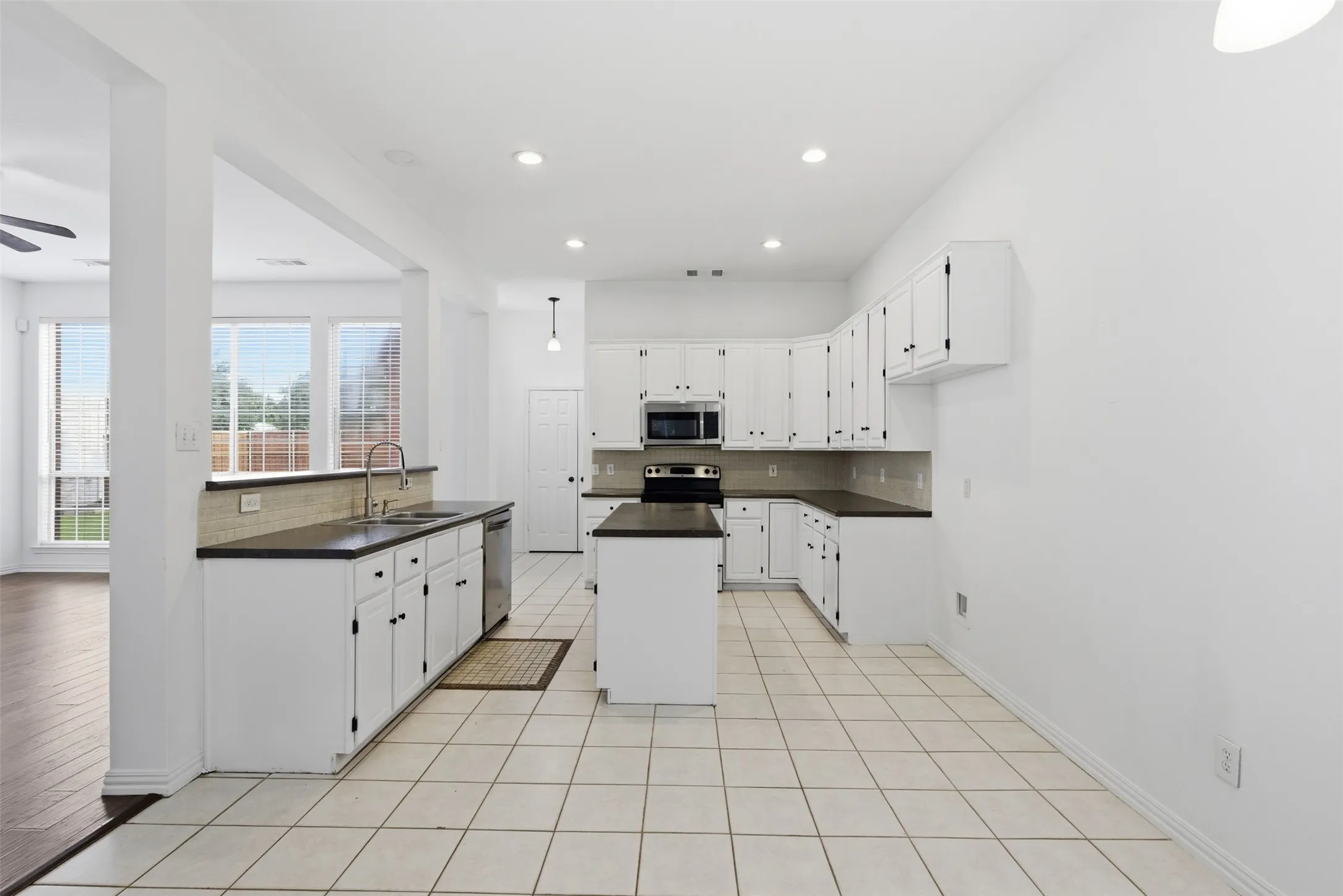 Single Family Residence For Rent in Collin County , 3221 Corning Drive, Plano, Texas 75023, 3 Bedroom, 3 Bathroom, 2 Garage spaces, 1,919 Sqft, built in 1994, mls#21349758, Real Estate Agent in Plano, Homes For Rent in Collin county, Homes For Rent in Plano, Realtor in Plano Texas, Real Estate Brokerage Independent Realty Texas, Luminita Cordes Realtor