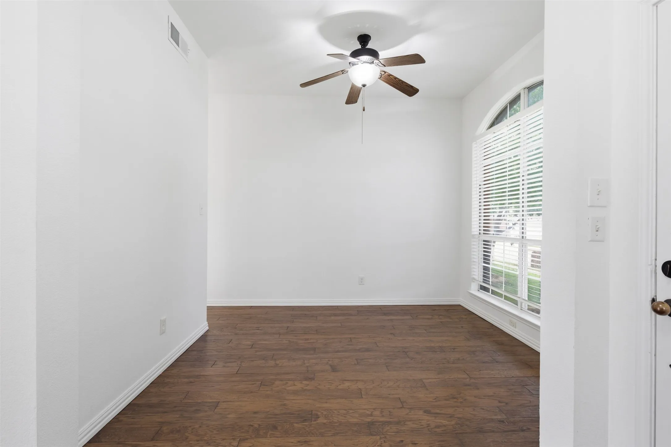 Single Family Residence For Rent in Collin County , 3221 Corning Drive, Plano, Texas 75023, 3 Bedroom, 3 Bathroom, 2 Garage spaces, 1,919 Sqft, built in 1994, mls#21349758, Real Estate Agent in Plano, Homes For Rent in Collin county, Homes For Rent in Plano, Realtor in Plano Texas, Real Estate Brokerage Independent Realty Texas, Luminita Cordes Realtor