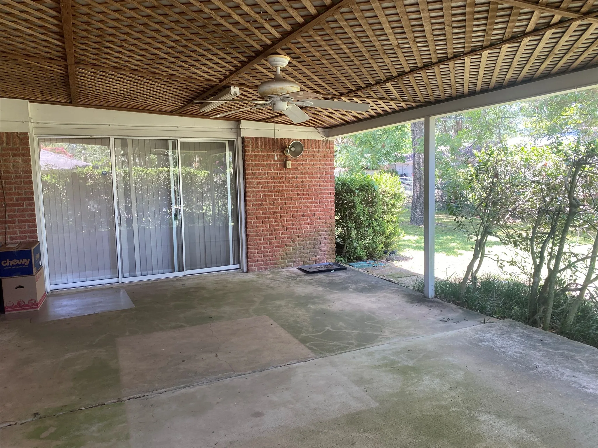 Single Family Residence For Sale in Lamar County , 3271 Hubbard Street, Paris, Texas 75460, 3 Bedroom, 2 Bathroom, 2 Garage spaces, 1,992 Sqft, built in 1965, mls#21343474, Real Estate Agent in Paris, Homes For Sale in Lamar county, Homes For Sale in Paris, Realtor in Paris Texas, Real Estate Brokerage Independent Realty Texas, Luminita Cordes Realtor