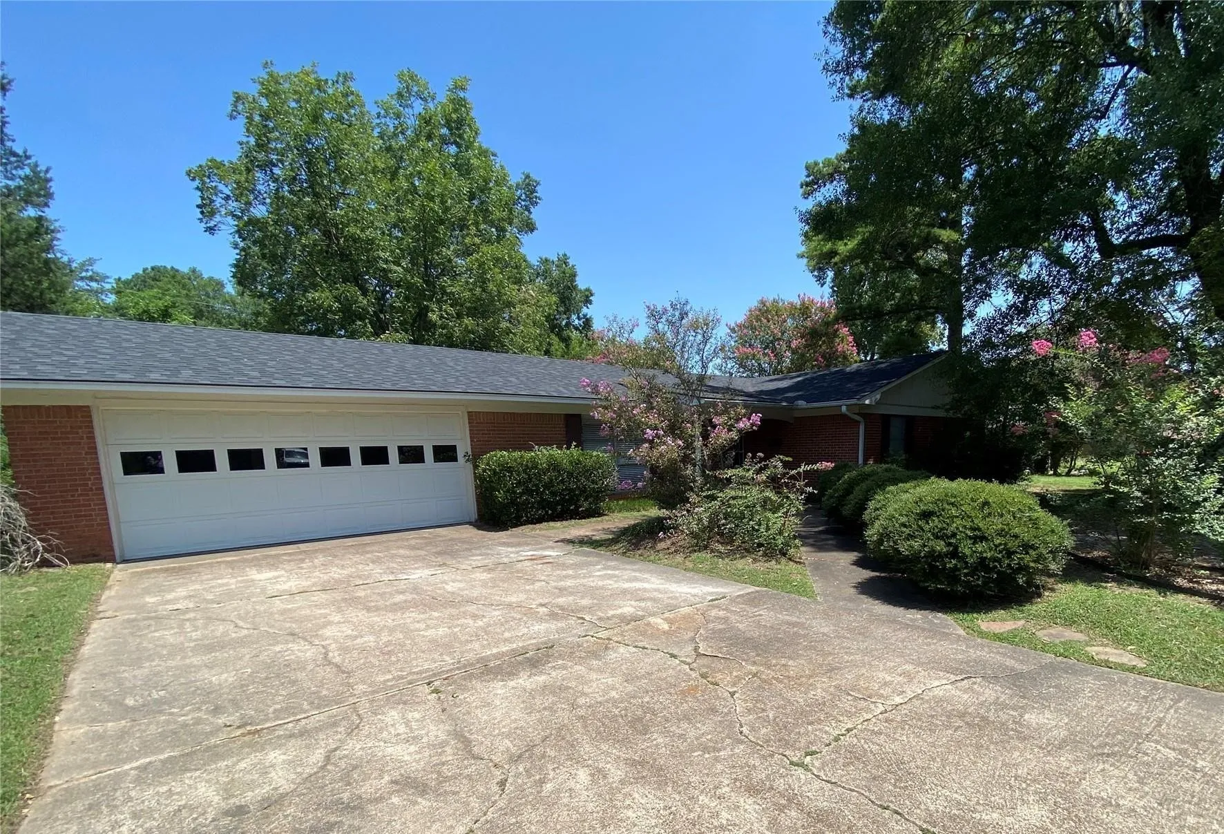 Single Family Residence For Sale in Lamar County , 3271 Hubbard Street, Paris, Texas 75460, 3 Bedroom, 2 Bathroom, 2 Garage spaces, 1,992 Sqft, built in 1965, mls#21343474, Real Estate Agent in Paris, Homes For Sale in Lamar county, Homes For Sale in Paris, Realtor in Paris Texas, Real Estate Brokerage Independent Realty Texas, Luminita Cordes Realtor