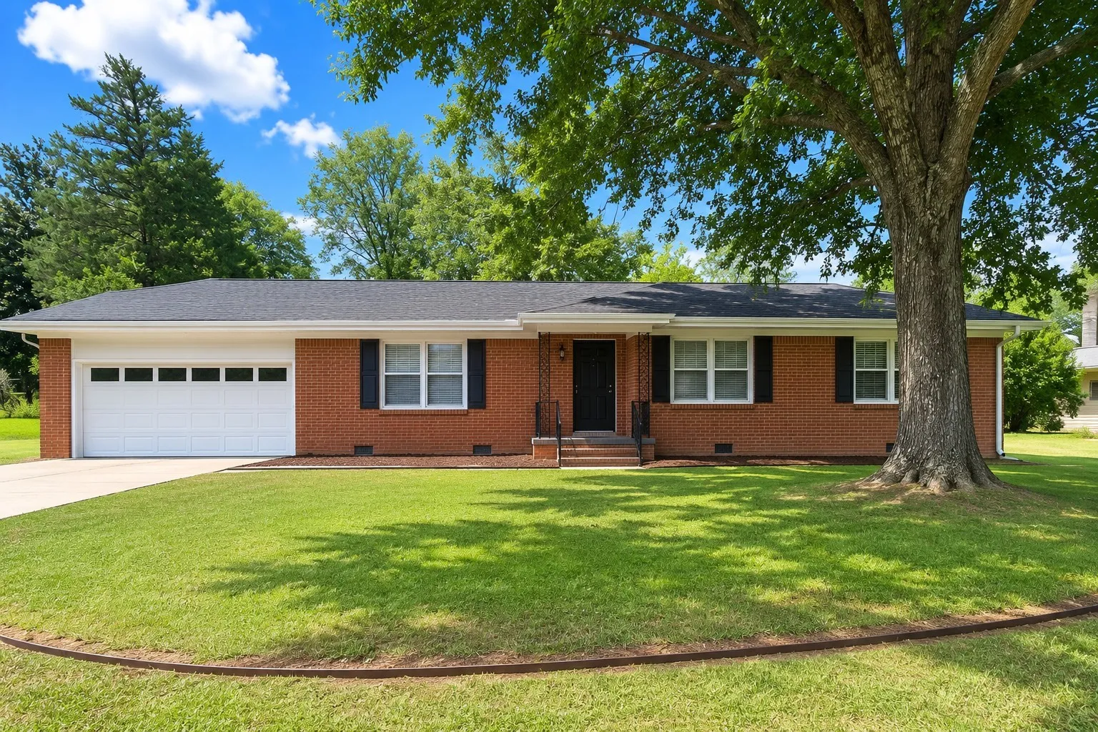 Single Family Residence For Sale in Lamar County , 3271 Hubbard Street, Paris, Texas 75460, 3 Bedroom, 2 Bathroom, 2 Garage spaces, 1,992 Sqft, built in 1965, mls#21343474, Real Estate Agent in Paris, Homes For Sale in Lamar county, Homes For Sale in Paris, Realtor in Paris Texas, Real Estate Brokerage Independent Realty Texas, Luminita Cordes Realtor