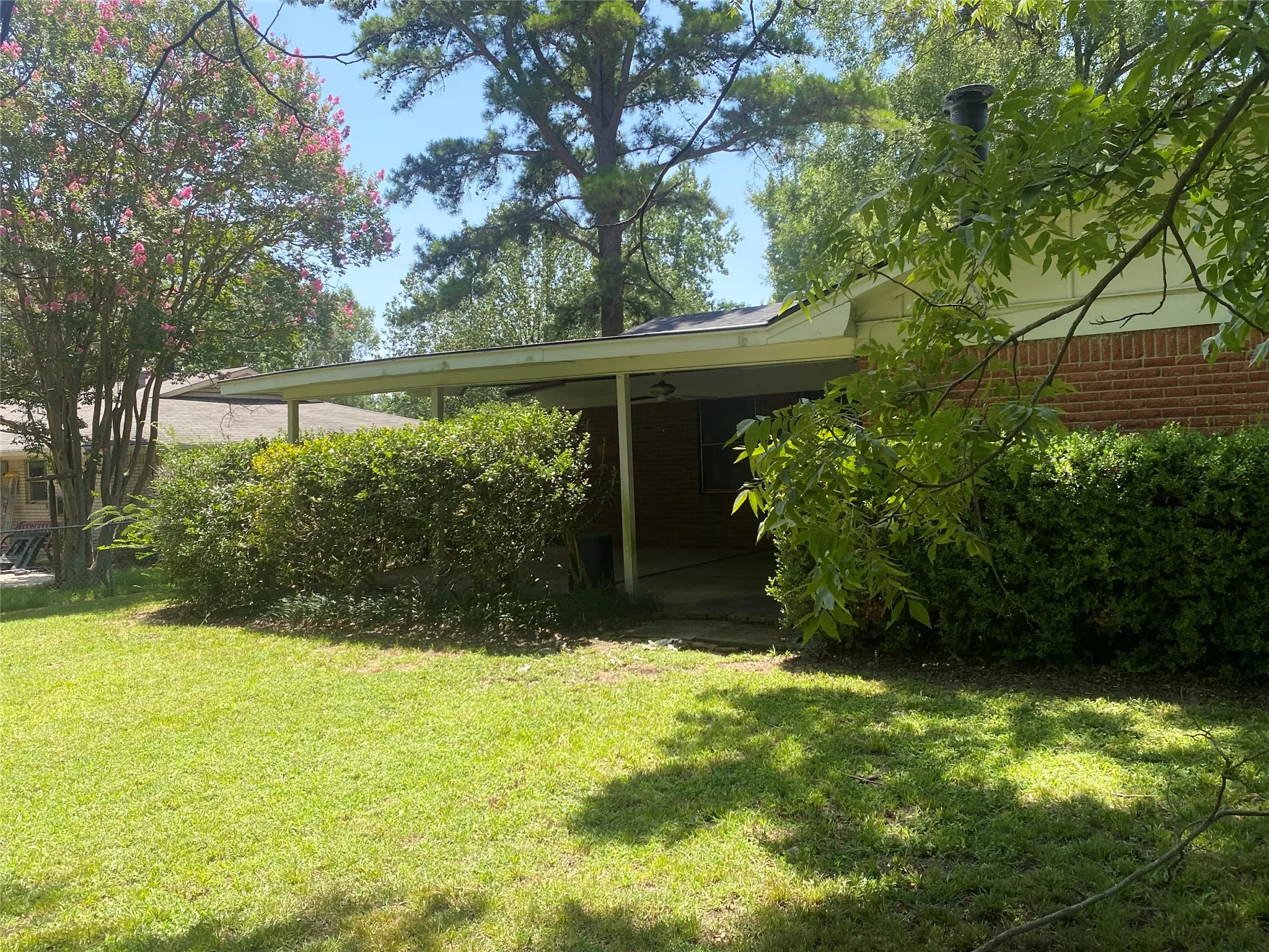 Single Family Residence For Sale in Lamar County , 3271 Hubbard Street, Paris, Texas 75460, 3 Bedroom, 2 Bathroom, 2 Garage spaces, 1,992 Sqft, built in 1965, mls#21343474, Real Estate Agent in Paris, Homes For Sale in Lamar county, Homes For Sale in Paris, Realtor in Paris Texas, Real Estate Brokerage Independent Realty Texas, Luminita Cordes Realtor