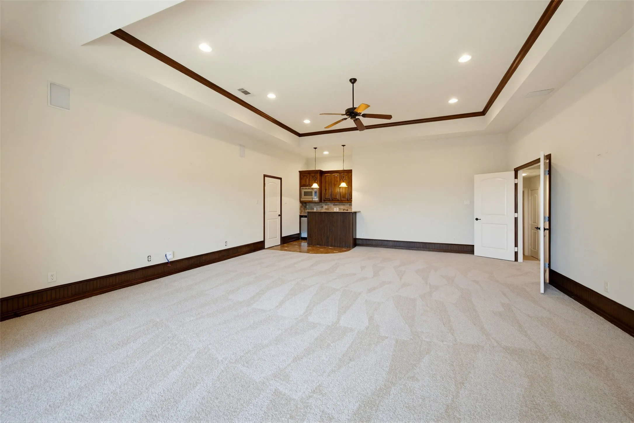 2nd floor large gameroom with wetbar