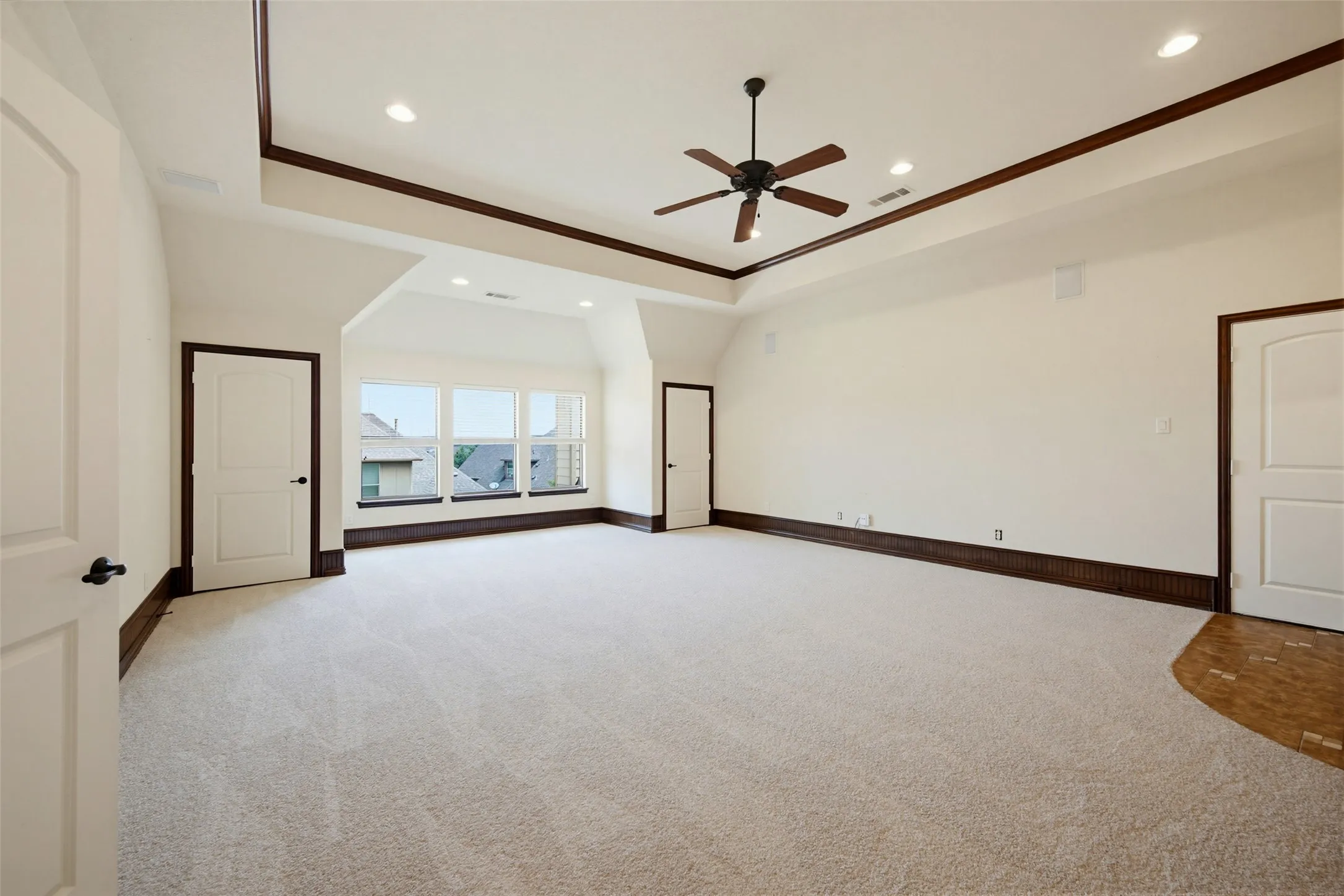 2nd floor large gameroom with wetbar