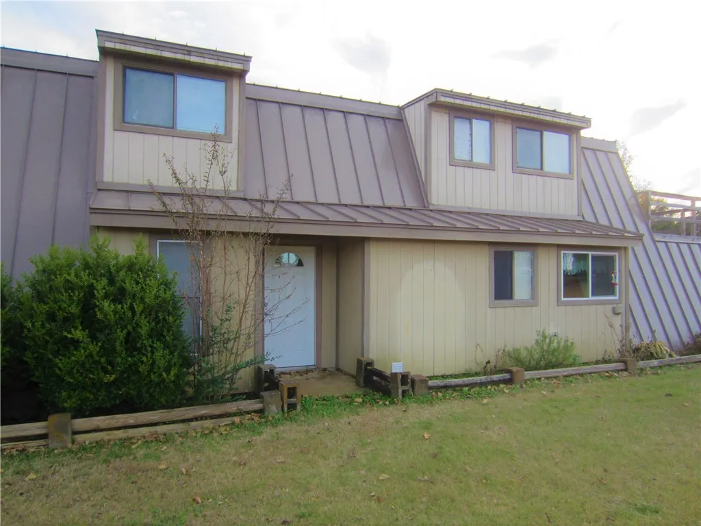 Single Family Residence For Rent in Denton County , 206 Solar Way, Denton, Texas 76207, 3 Bedroom, 2 Bathroom, 2 Garage spaces, 1,864 Sqft, built in 1981, mls#21349780, Real Estate Agent in Denton, Homes For Rent in Denton county, Homes For Rent in Denton, Realtor in Denton Texas, Real Estate Brokerage Independent Realty Texas, Luminita Cordes Realtor