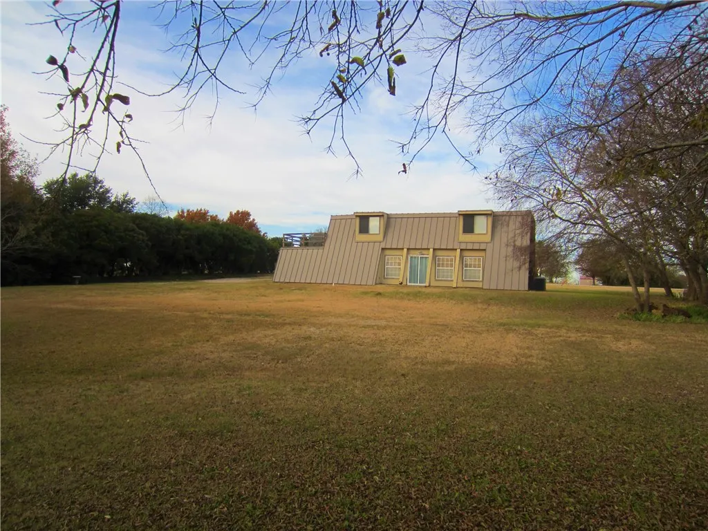 Single Family Residence For Rent in Denton County , 206 Solar Way, Denton, Texas 76207, 3 Bedroom, 2 Bathroom, 2 Garage spaces, 1,864 Sqft, built in 1981, mls#21349780, Real Estate Agent in Denton, Homes For Rent in Denton county, Homes For Rent in Denton, Realtor in Denton Texas, Real Estate Brokerage Independent Realty Texas, Luminita Cordes Realtor