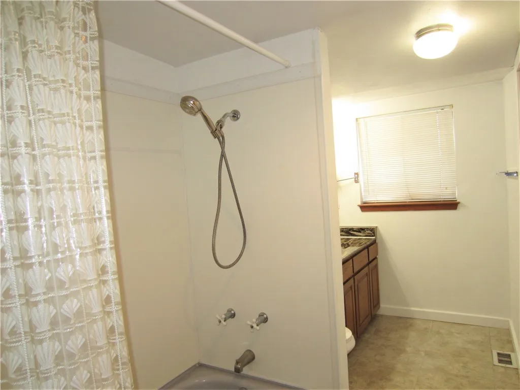 Single Family Residence For Rent in Denton County , 206 Solar Way, Denton, Texas 76207, 3 Bedroom, 2 Bathroom, 2 Garage spaces, 1,864 Sqft, built in 1981, mls#21349780, Real Estate Agent in Denton, Homes For Rent in Denton county, Homes For Rent in Denton, Realtor in Denton Texas, Real Estate Brokerage Independent Realty Texas, Luminita Cordes Realtor