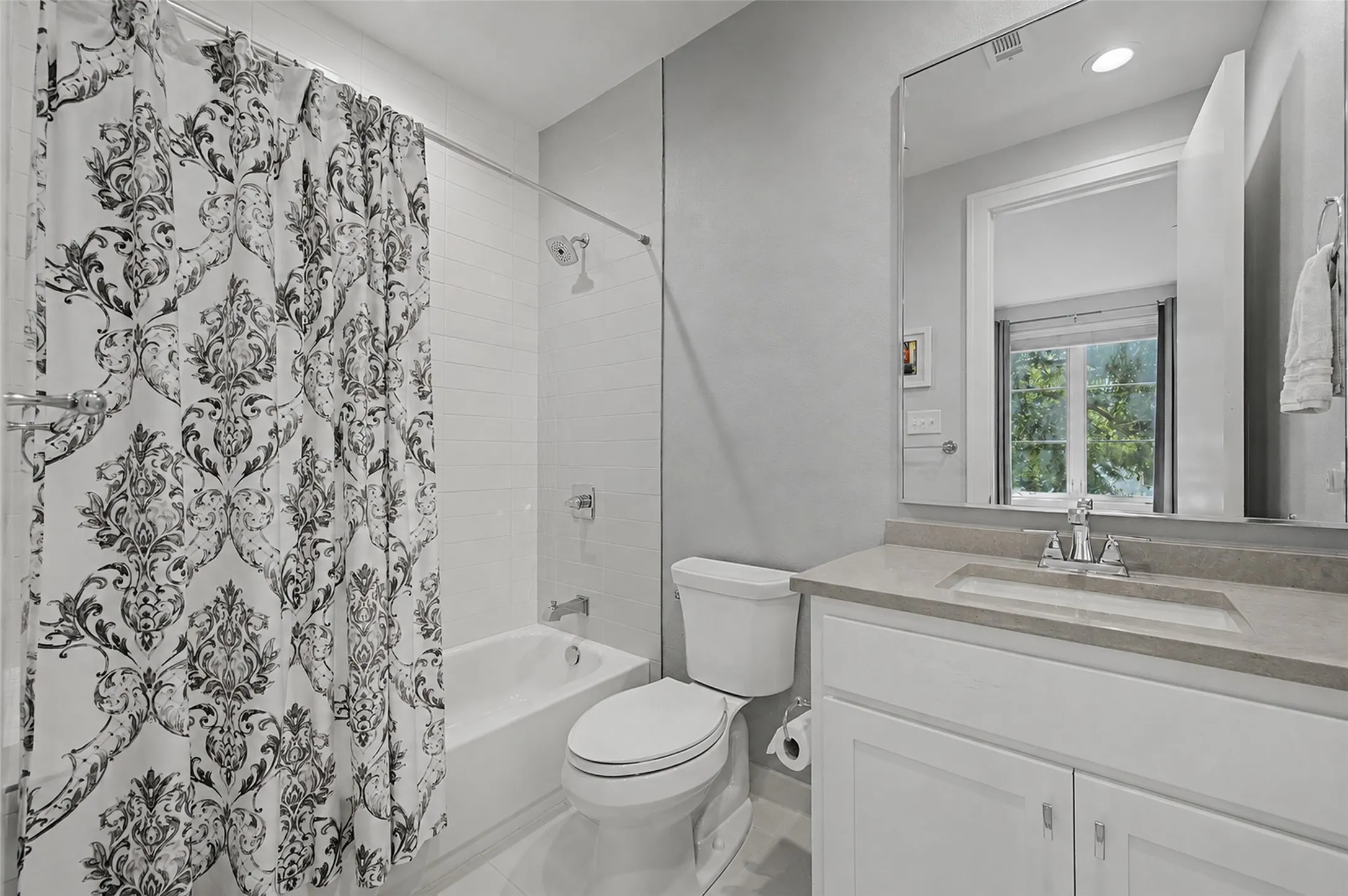 Single Family Residence For Sale in Dallas County , 3611 Northwest Parkway, University Park, Texas 75225, 4 Bedroom, 5 Bathroom, 2 Garage spaces, 4,335 Sqft, built in 2019, Price $2,049,000, mls#21339322, Real Estate Agent in University Park, Homes For Sale in Dallas county, Homes For Sale in University Park, Realtor in University Park Texas, Real Estate Brokerage Independent Realty Texas, Luminita Cordes Realtor