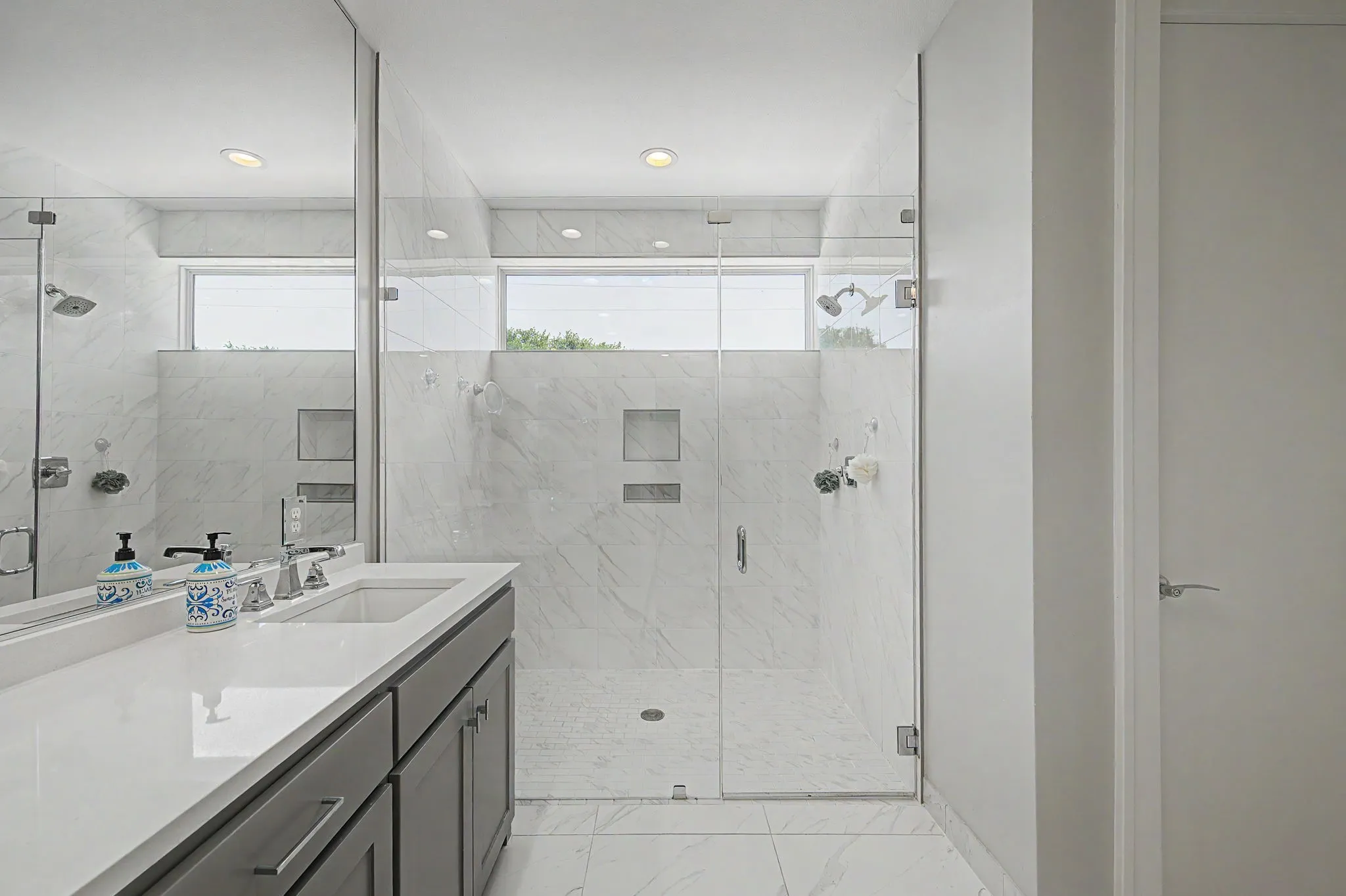 Single Family Residence For Sale in Dallas County , 3611 Northwest Parkway, University Park, Texas 75225, 4 Bedroom, 5 Bathroom, 2 Garage spaces, 4,335 Sqft, built in 2019, Price $2,049,000, mls#21339322, Real Estate Agent in University Park, Homes For Sale in Dallas county, Homes For Sale in University Park, Realtor in University Park Texas, Real Estate Brokerage Independent Realty Texas, Luminita Cordes Realtor