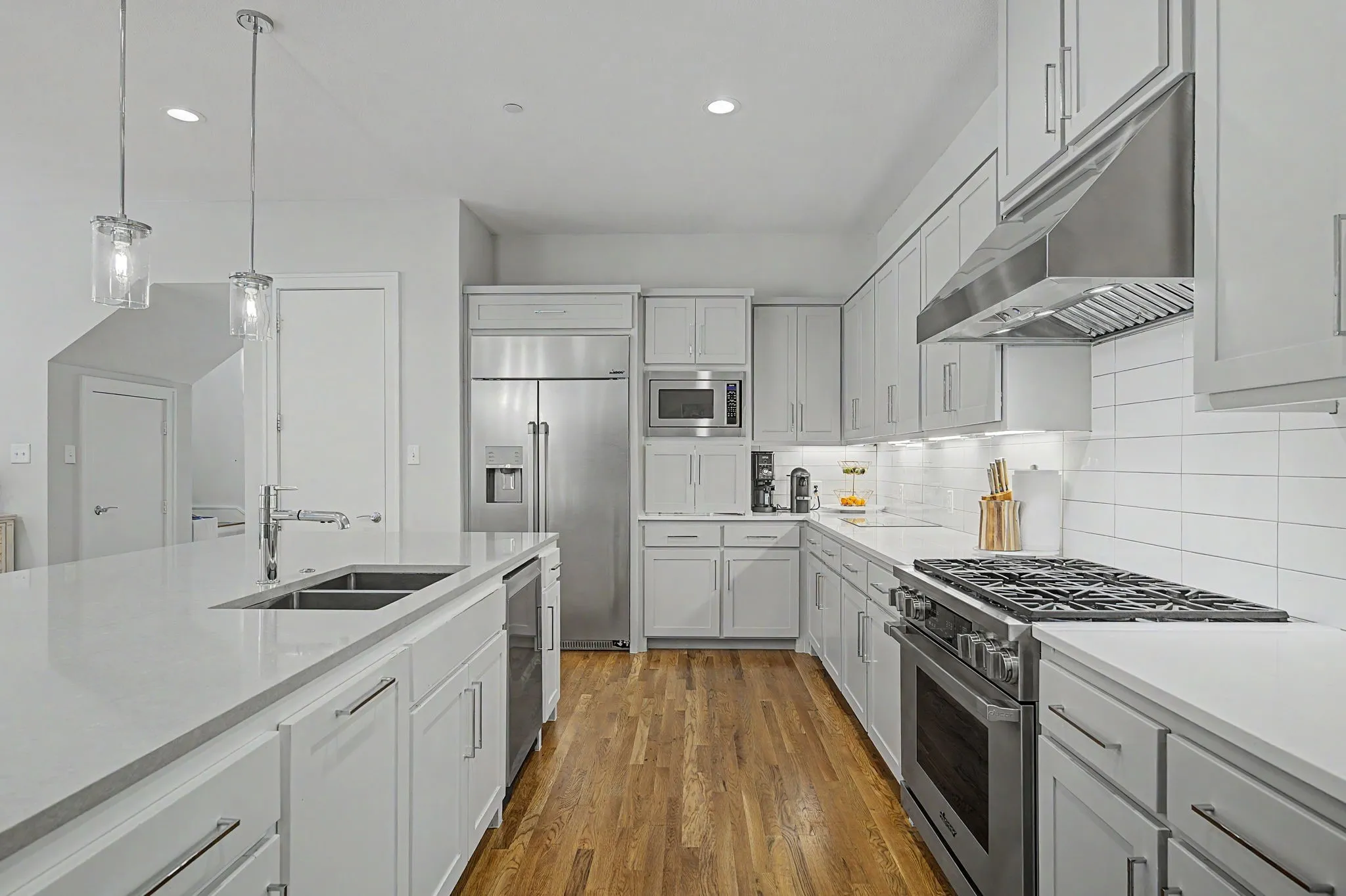 Single Family Residence For Sale in Dallas County , 3611 Northwest Parkway, University Park, Texas 75225, 4 Bedroom, 5 Bathroom, 2 Garage spaces, 4,335 Sqft, built in 2019, Price $2,049,000, mls#21339322, Real Estate Agent in University Park, Homes For Sale in Dallas county, Homes For Sale in University Park, Realtor in University Park Texas, Real Estate Brokerage Independent Realty Texas, Luminita Cordes Realtor