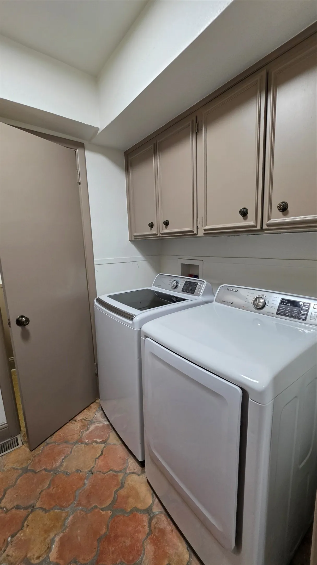 Single Family Residence For Rent in Denton County , 1815 Greenwood Drive, Denton, Texas 76209, 4 Bedroom, 4 Bathroom, Garage spaces, 2,680 Sqft, built in 1960, mls#21349790, Real Estate Agent in Denton, Homes For Rent in Denton county, Homes For Rent in Denton, Realtor in Denton Texas, Real Estate Brokerage Independent Realty Texas, Luminita Cordes Realtor