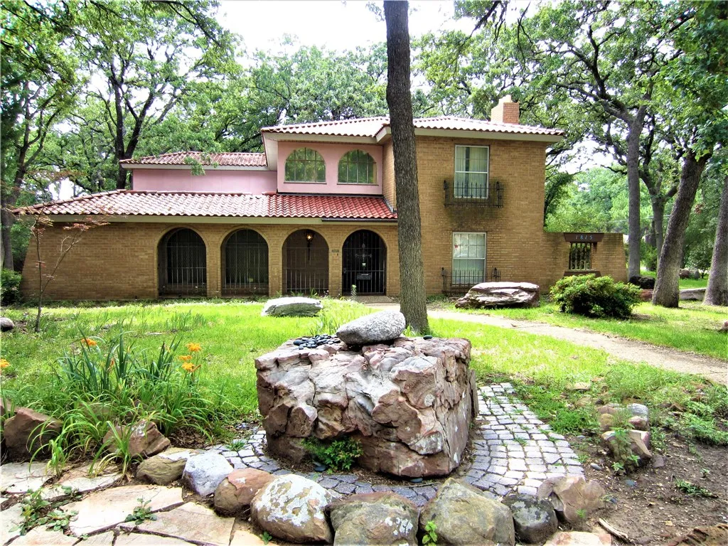 Single Family Residence For Rent in Denton County , 1815 Greenwood Drive, Denton, Texas 76209, 4 Bedroom, 4 Bathroom, Garage spaces, 2,680 Sqft, built in 1960, mls#21349790, Real Estate Agent in Denton, Homes For Rent in Denton county, Homes For Rent in Denton, Realtor in Denton Texas, Real Estate Brokerage Independent Realty Texas, Luminita Cordes Realtor