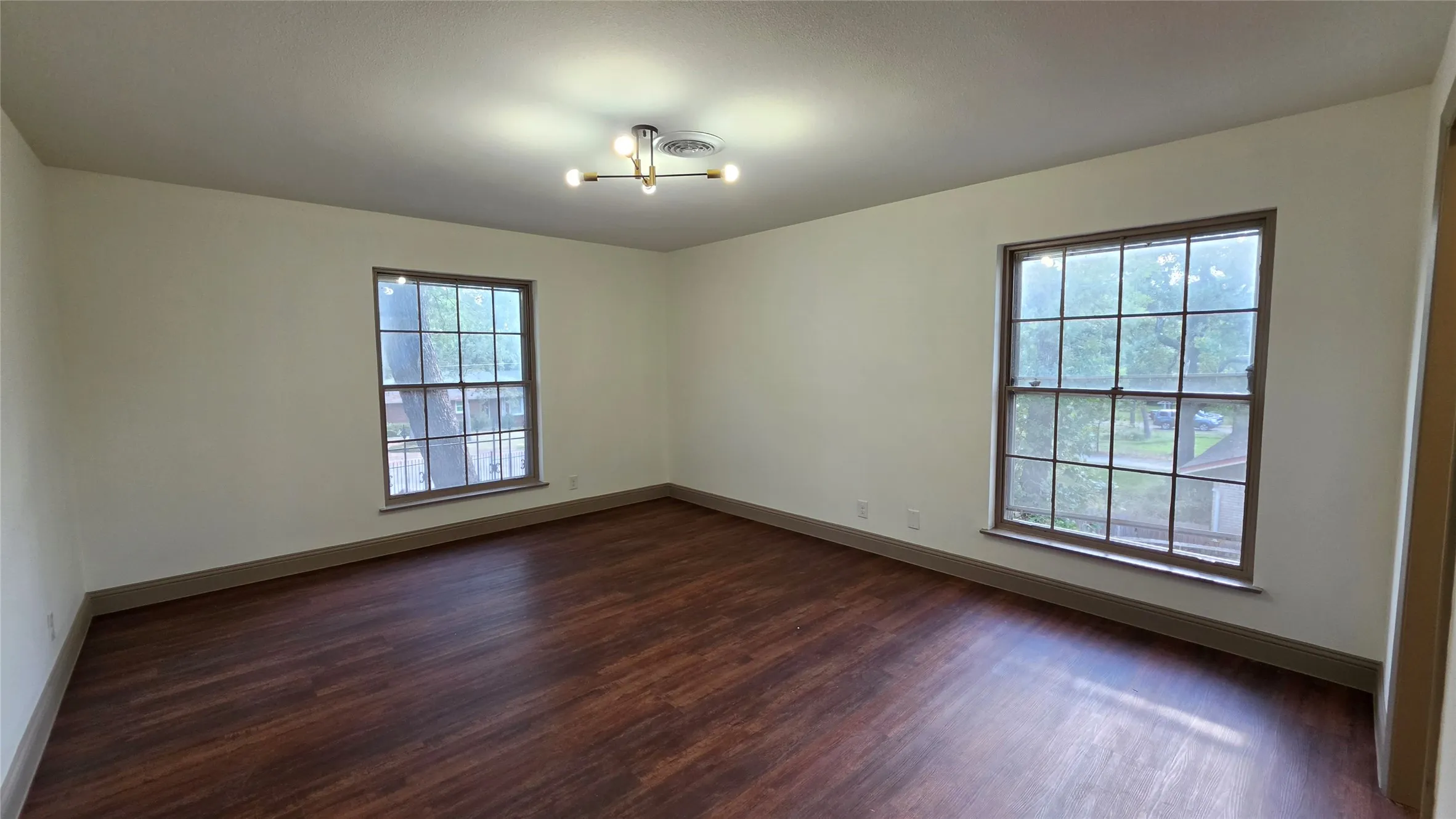 Single Family Residence For Rent in Denton County , 1815 Greenwood Drive, Denton, Texas 76209, 4 Bedroom, 4 Bathroom, Garage spaces, 2,680 Sqft, built in 1960, mls#21349790, Real Estate Agent in Denton, Homes For Rent in Denton county, Homes For Rent in Denton, Realtor in Denton Texas, Real Estate Brokerage Independent Realty Texas, Luminita Cordes Realtor