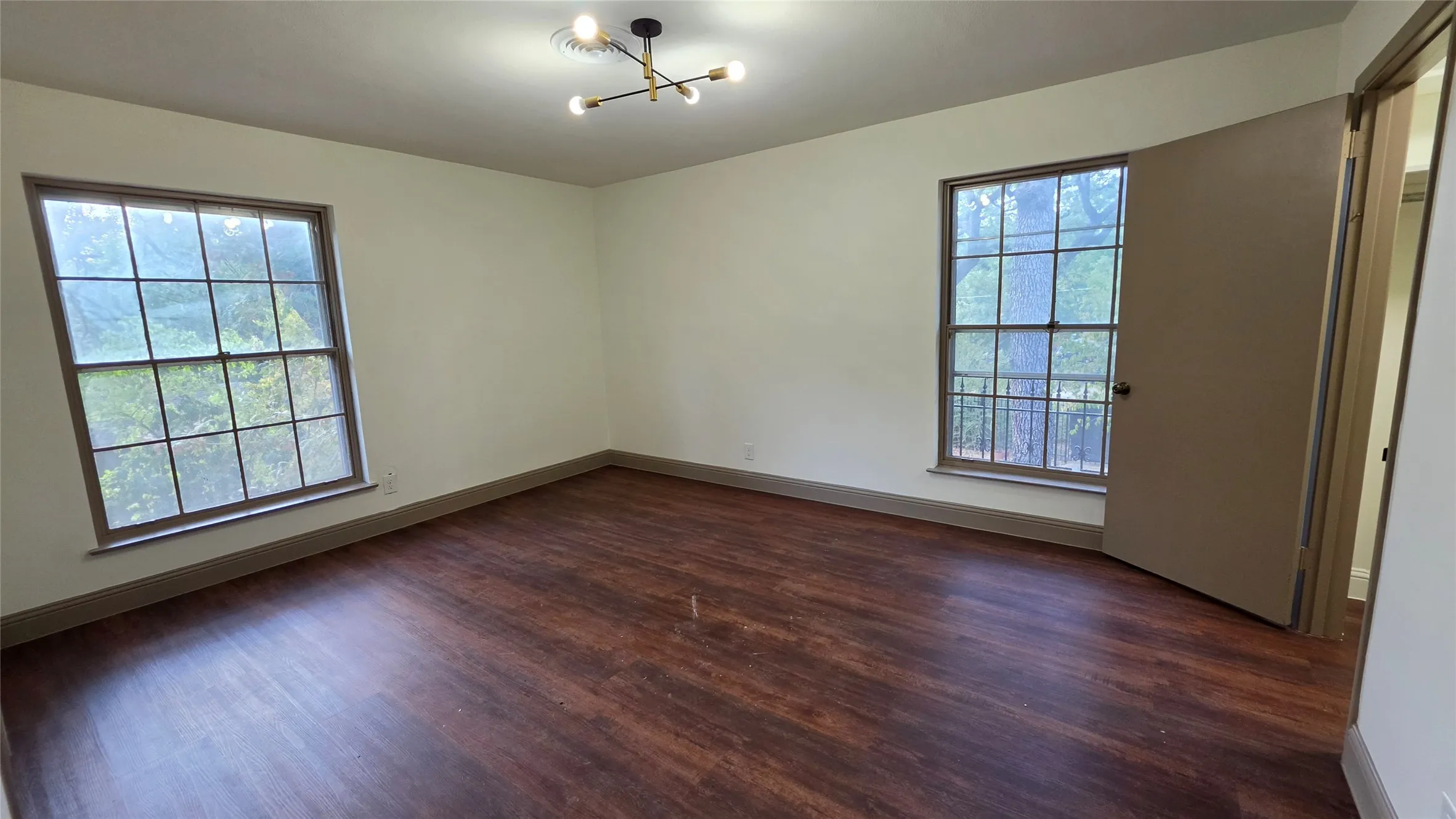 Single Family Residence For Rent in Denton County , 1815 Greenwood Drive, Denton, Texas 76209, 4 Bedroom, 4 Bathroom, Garage spaces, 2,680 Sqft, built in 1960, mls#21349790, Real Estate Agent in Denton, Homes For Rent in Denton county, Homes For Rent in Denton, Realtor in Denton Texas, Real Estate Brokerage Independent Realty Texas, Luminita Cordes Realtor