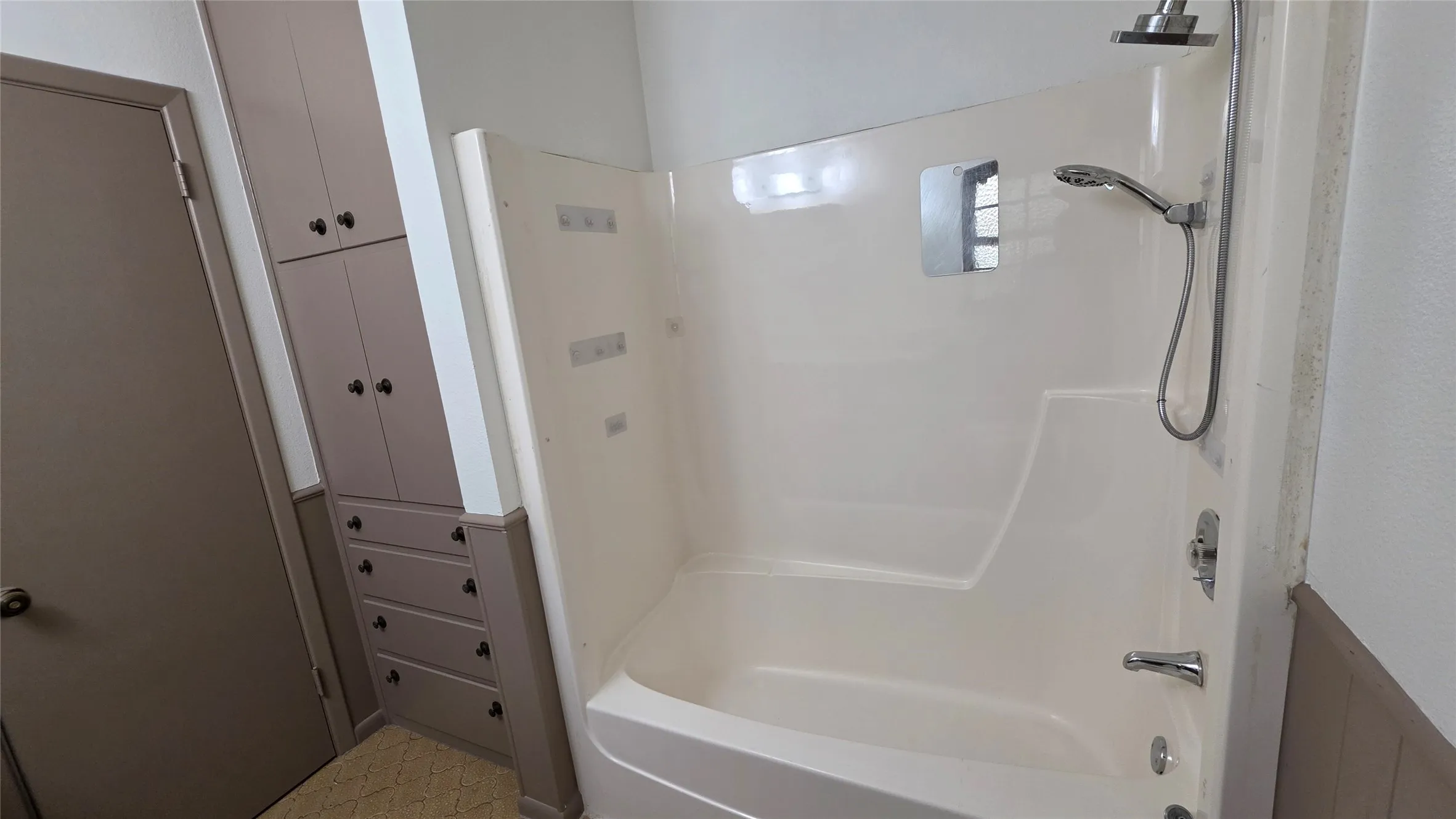 Single Family Residence For Rent in Denton County , 1815 Greenwood Drive, Denton, Texas 76209, 4 Bedroom, 4 Bathroom, Garage spaces, 2,680 Sqft, built in 1960, mls#21349790, Real Estate Agent in Denton, Homes For Rent in Denton county, Homes For Rent in Denton, Realtor in Denton Texas, Real Estate Brokerage Independent Realty Texas, Luminita Cordes Realtor