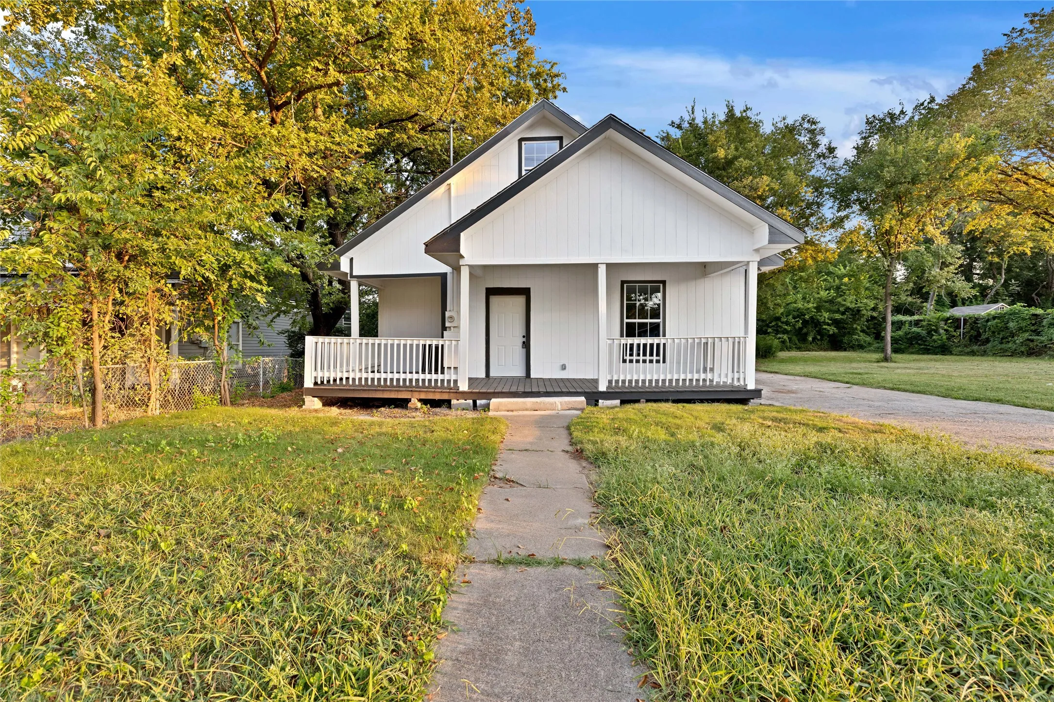 Single Family Residence For Sale in Grayson County , 323 W Cherry Street, Sherman, Texas 75090, 3 Bedroom, 3 Bathroom, Garage spaces, 1,832 Sqft, built in 1920, mls#21349798, Real Estate Agent in Sherman, Homes For Sale in Grayson county, Homes For Sale in Sherman, Realtor in Sherman Texas, Real Estate Brokerage Independent Realty Texas, Luminita Cordes Realtor