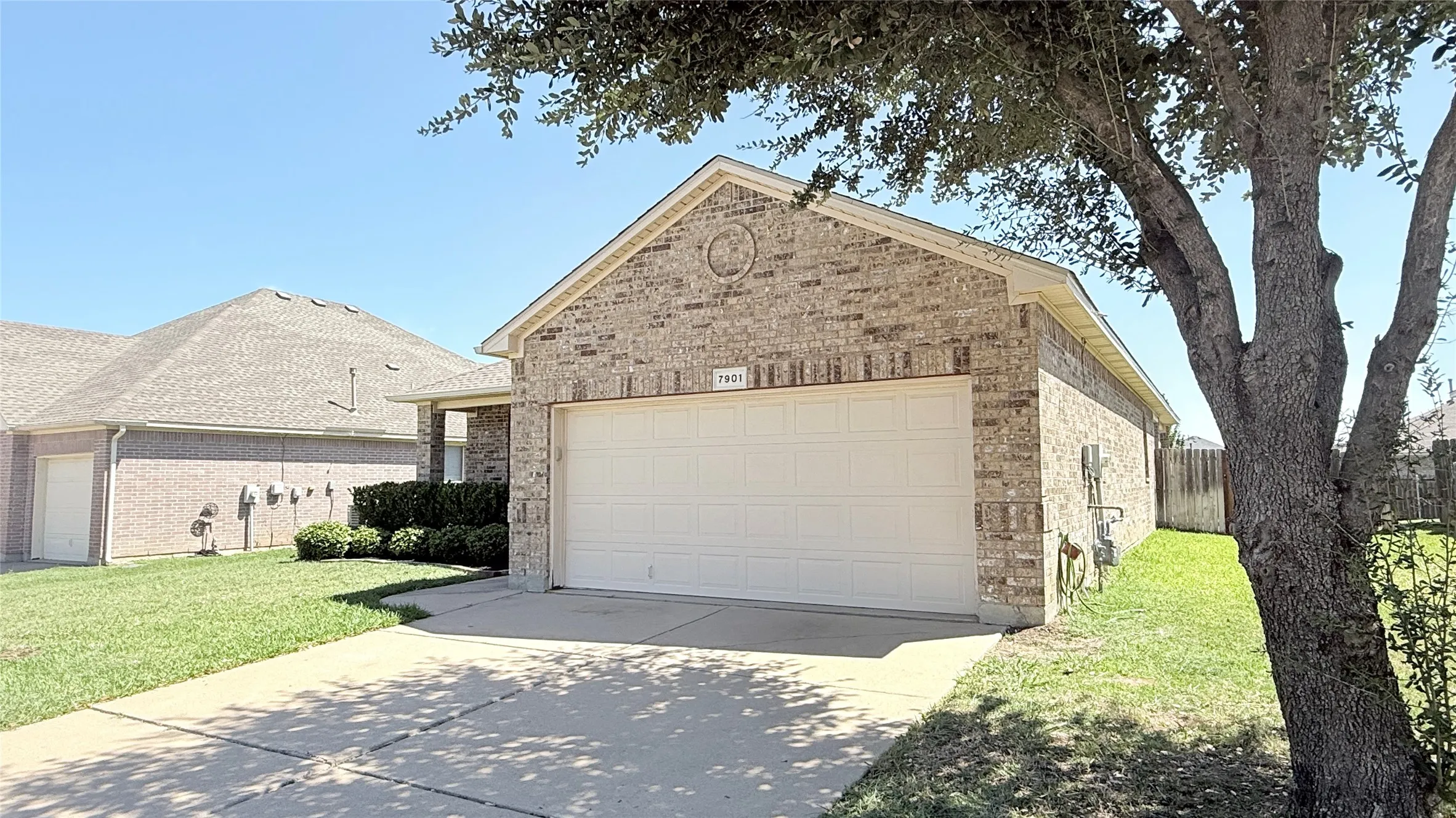 Single Family Residence For Sale in Tarrant County , 7901 Roswell Court, Arlington, Texas 76002, 4 Bedroom, 2 Bathroom, 2 Garage spaces, 1,776 Sqft, built in 2006, mls#21349597, Real Estate Agent in Arlington, Homes For Sale in Tarrant county, Homes For Sale in Arlington, Realtor in Arlington Texas, Real Estate Brokerage Independent Realty Texas, Luminita Cordes Realtor