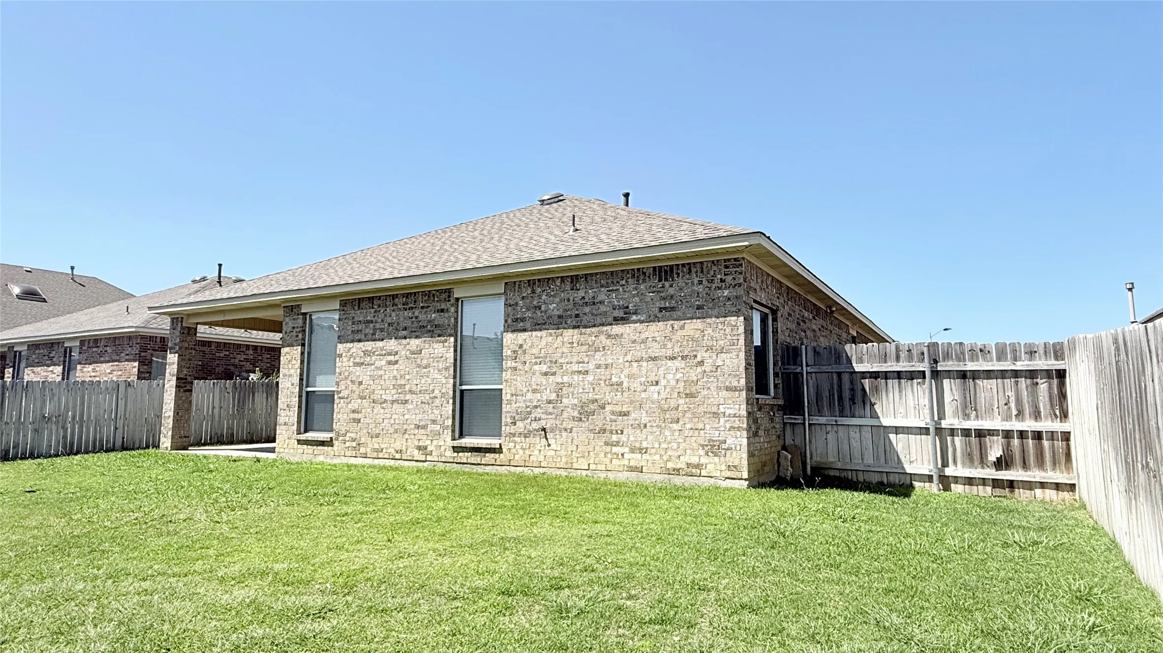 Single Family Residence For Sale in Tarrant County , 7901 Roswell Court, Arlington, Texas 76002, 4 Bedroom, 2 Bathroom, 2 Garage spaces, 1,776 Sqft, built in 2006, mls#21349597, Real Estate Agent in Arlington, Homes For Sale in Tarrant county, Homes For Sale in Arlington, Realtor in Arlington Texas, Real Estate Brokerage Independent Realty Texas, Luminita Cordes Realtor