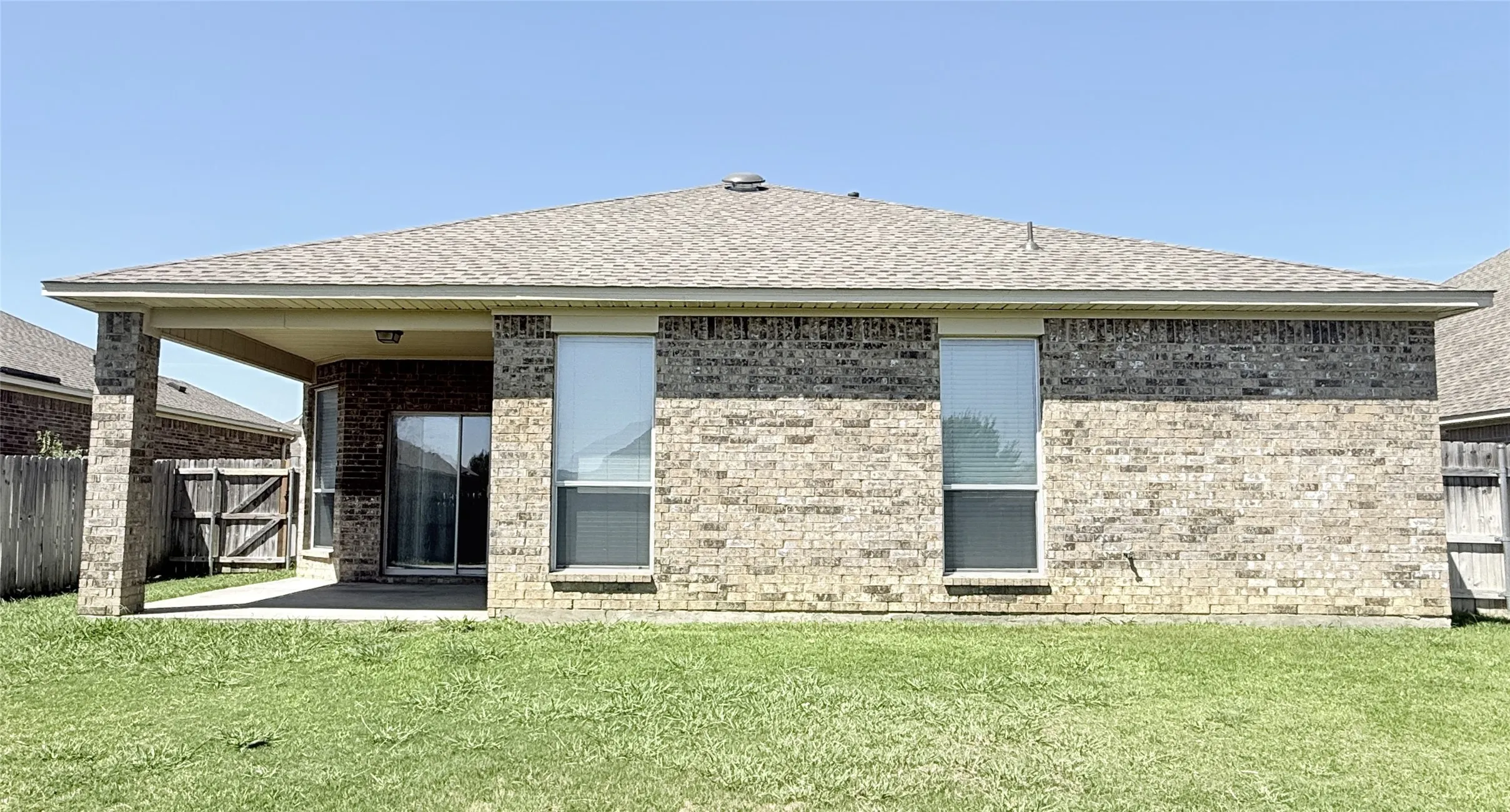Single Family Residence For Sale in Tarrant County , 7901 Roswell Court, Arlington, Texas 76002, 4 Bedroom, 2 Bathroom, 2 Garage spaces, 1,776 Sqft, built in 2006, mls#21349597, Real Estate Agent in Arlington, Homes For Sale in Tarrant county, Homes For Sale in Arlington, Realtor in Arlington Texas, Real Estate Brokerage Independent Realty Texas, Luminita Cordes Realtor