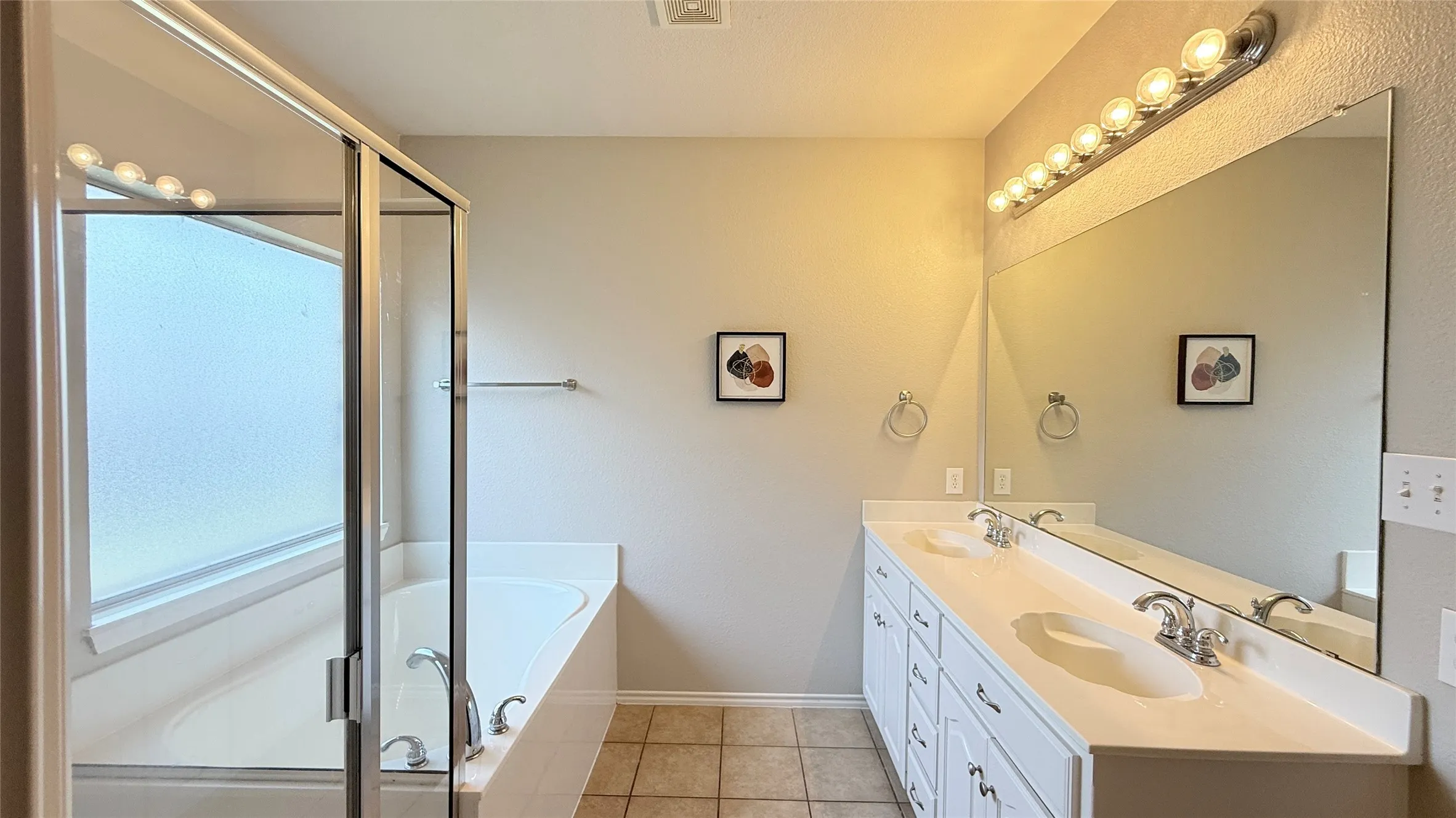 Single Family Residence For Sale in Tarrant County , 7901 Roswell Court, Arlington, Texas 76002, 4 Bedroom, 2 Bathroom, 2 Garage spaces, 1,776 Sqft, built in 2006, mls#21349597, Real Estate Agent in Arlington, Homes For Sale in Tarrant county, Homes For Sale in Arlington, Realtor in Arlington Texas, Real Estate Brokerage Independent Realty Texas, Luminita Cordes Realtor