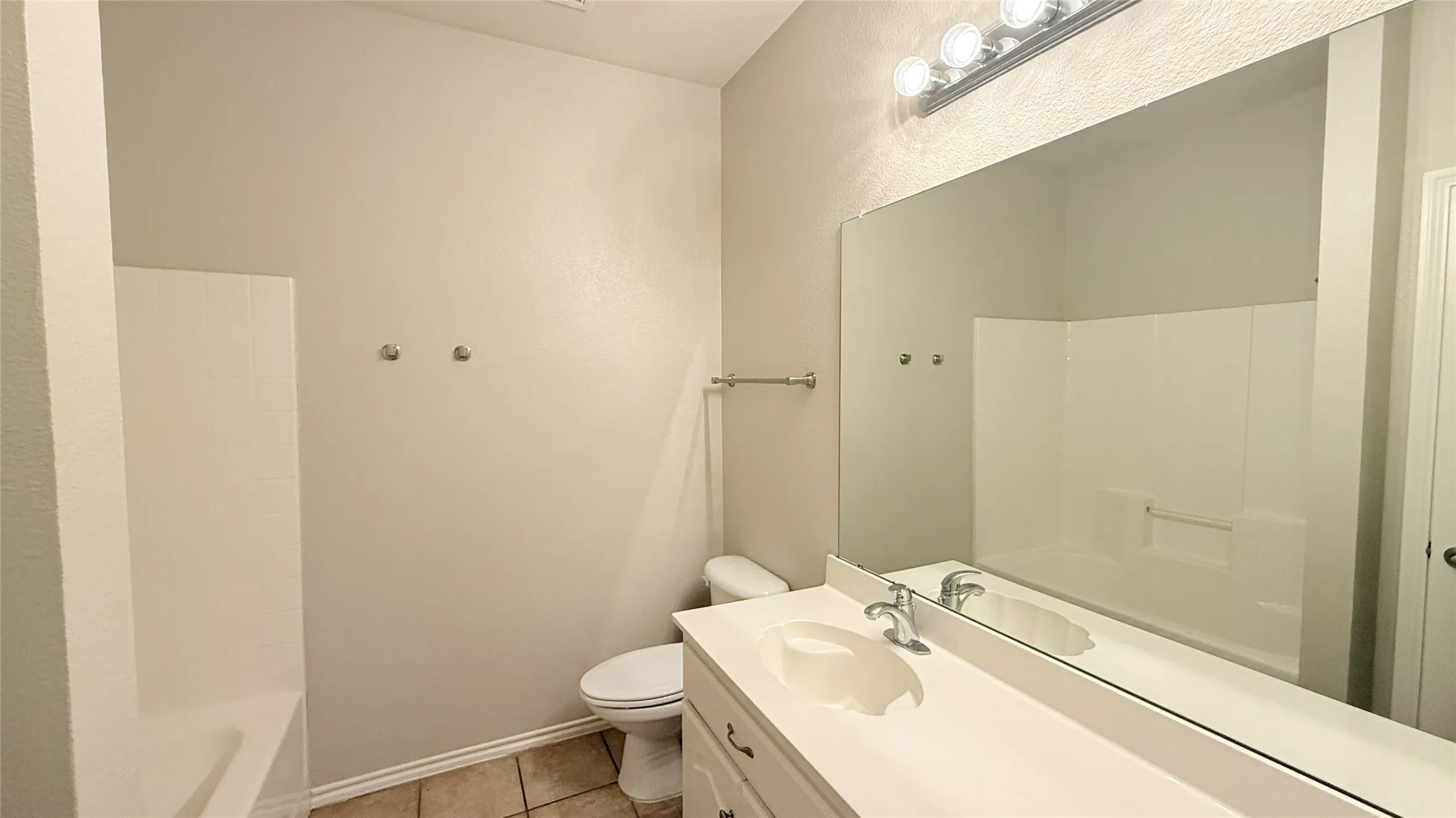 Single Family Residence For Sale in Tarrant County , 7901 Roswell Court, Arlington, Texas 76002, 4 Bedroom, 2 Bathroom, 2 Garage spaces, 1,776 Sqft, built in 2006, mls#21349597, Real Estate Agent in Arlington, Homes For Sale in Tarrant county, Homes For Sale in Arlington, Realtor in Arlington Texas, Real Estate Brokerage Independent Realty Texas, Luminita Cordes Realtor