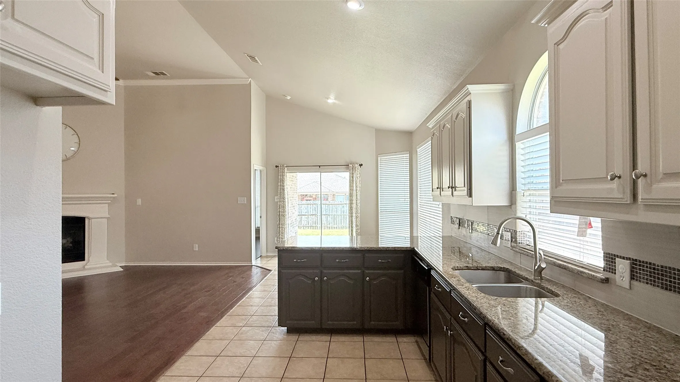 Single Family Residence For Sale in Tarrant County , 7901 Roswell Court, Arlington, Texas 76002, 4 Bedroom, 2 Bathroom, 2 Garage spaces, 1,776 Sqft, built in 2006, mls#21349597, Real Estate Agent in Arlington, Homes For Sale in Tarrant county, Homes For Sale in Arlington, Realtor in Arlington Texas, Real Estate Brokerage Independent Realty Texas, Luminita Cordes Realtor