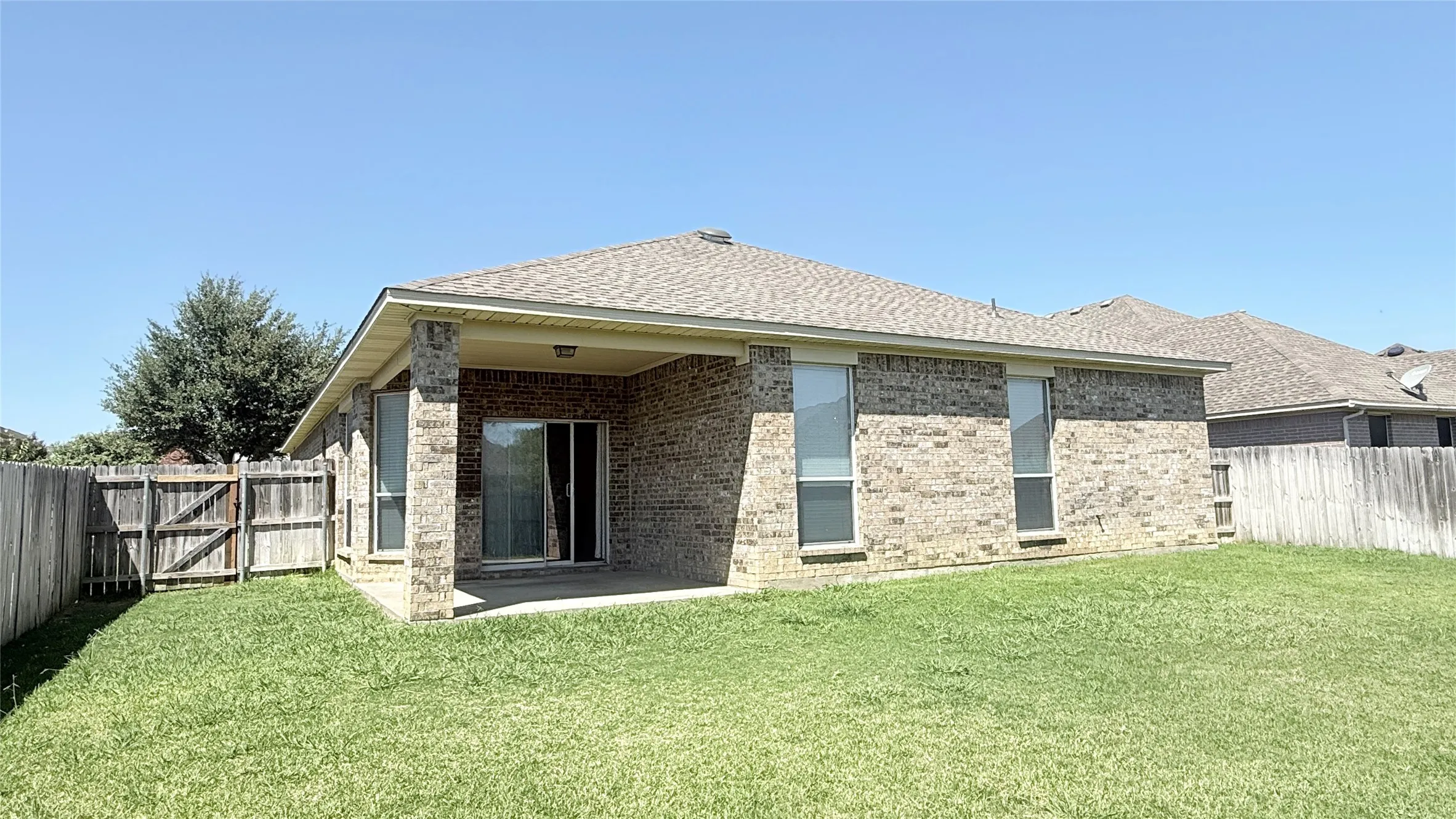 Single Family Residence For Sale in Tarrant County , 7901 Roswell Court, Arlington, Texas 76002, 4 Bedroom, 2 Bathroom, 2 Garage spaces, 1,776 Sqft, built in 2006, mls#21349597, Real Estate Agent in Arlington, Homes For Sale in Tarrant county, Homes For Sale in Arlington, Realtor in Arlington Texas, Real Estate Brokerage Independent Realty Texas, Luminita Cordes Realtor