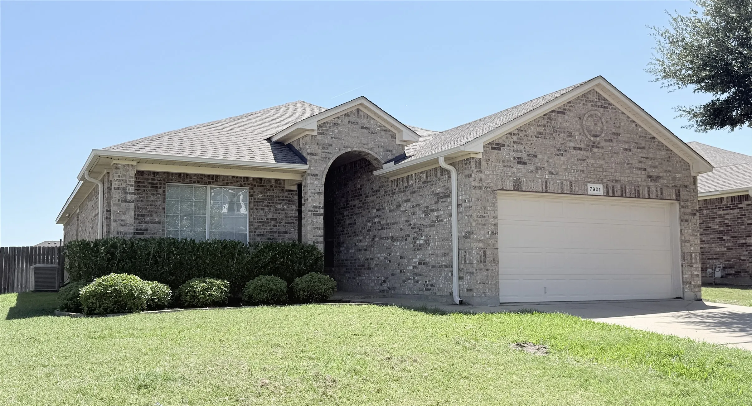 Single Family Residence For Sale in Tarrant County , 7901 Roswell Court, Arlington, Texas 76002, 4 Bedroom, 2 Bathroom, 2 Garage spaces, 1,776 Sqft, built in 2006, mls#21349597, Real Estate Agent in Arlington, Homes For Sale in Tarrant county, Homes For Sale in Arlington, Realtor in Arlington Texas, Real Estate Brokerage Independent Realty Texas, Luminita Cordes Realtor