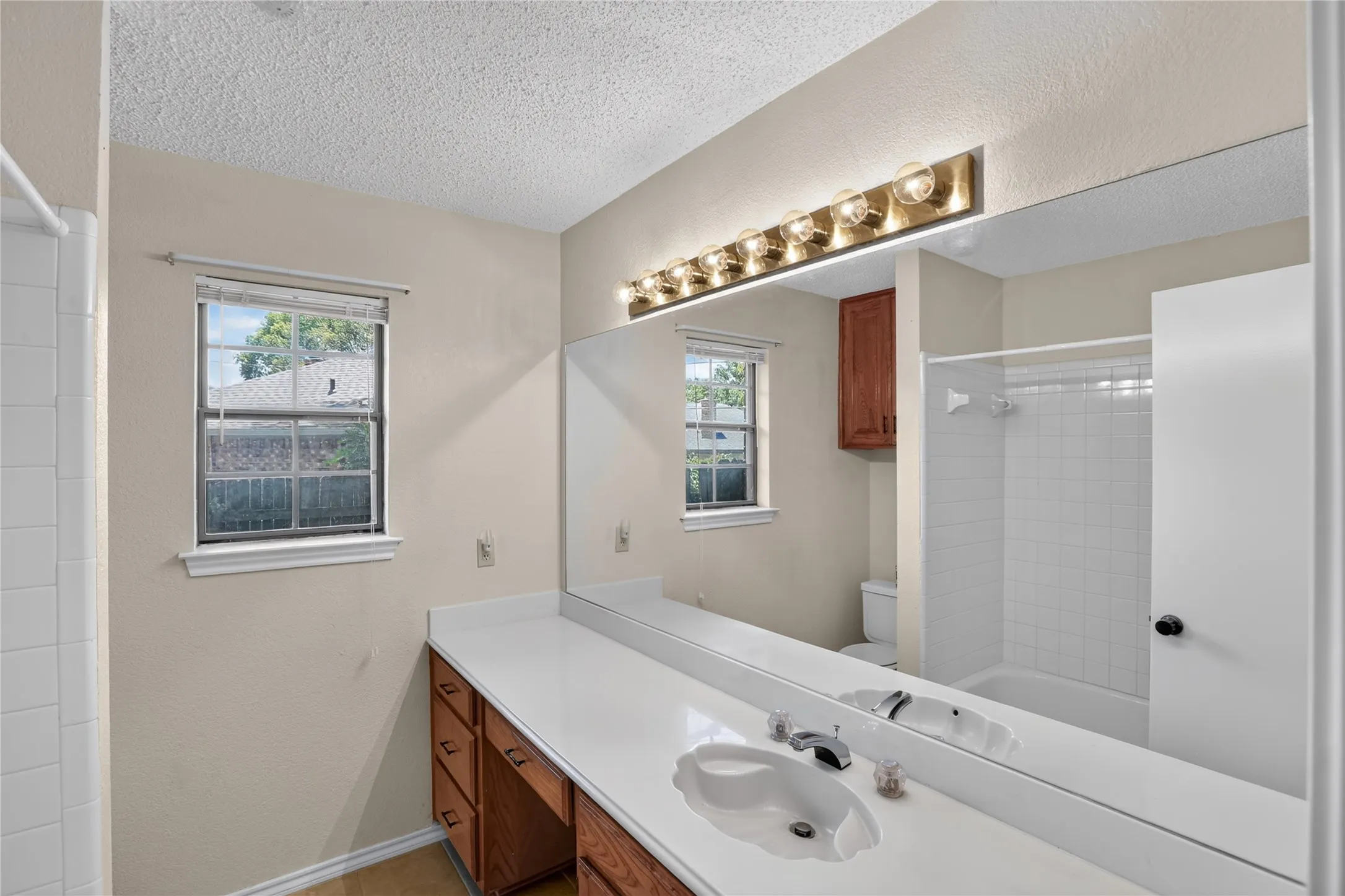 Single Family Residence For Sale in Tarrant County , 5103 El Rancho Court, Arlington, Texas 76017, 3 Bedroom, 2 Bathroom, 2 Garage spaces, 1,683 Sqft, built in 1984, mls#21349102, Real Estate Agent in Arlington, Homes For Sale in Tarrant county, Homes For Sale in Arlington, Realtor in Arlington Texas, Real Estate Brokerage Independent Realty Texas, Luminita Cordes Realtor