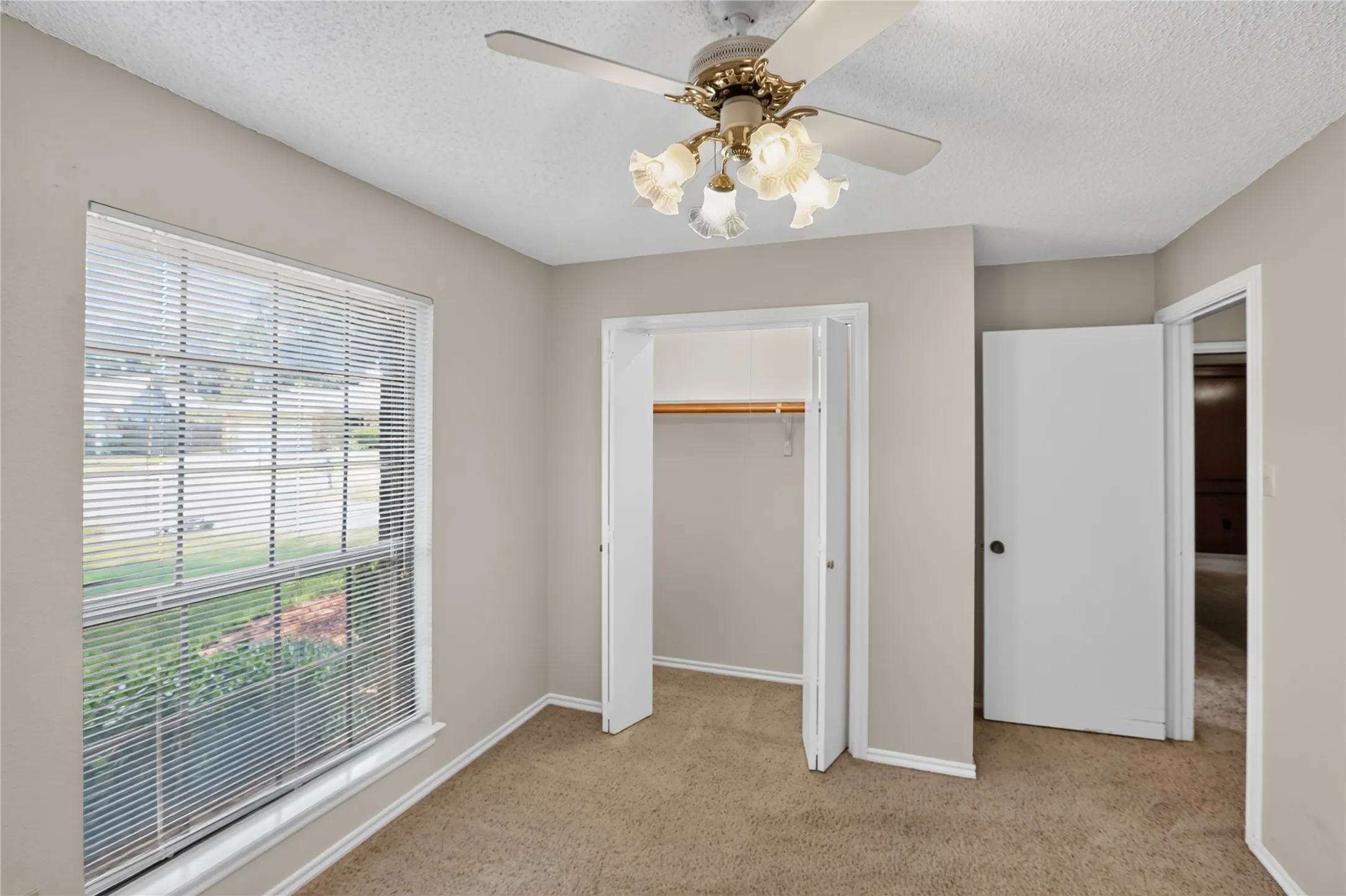 Single Family Residence For Sale in Tarrant County , 5103 El Rancho Court, Arlington, Texas 76017, 3 Bedroom, 2 Bathroom, 2 Garage spaces, 1,683 Sqft, built in 1984, mls#21349102, Real Estate Agent in Arlington, Homes For Sale in Tarrant county, Homes For Sale in Arlington, Realtor in Arlington Texas, Real Estate Brokerage Independent Realty Texas, Luminita Cordes Realtor