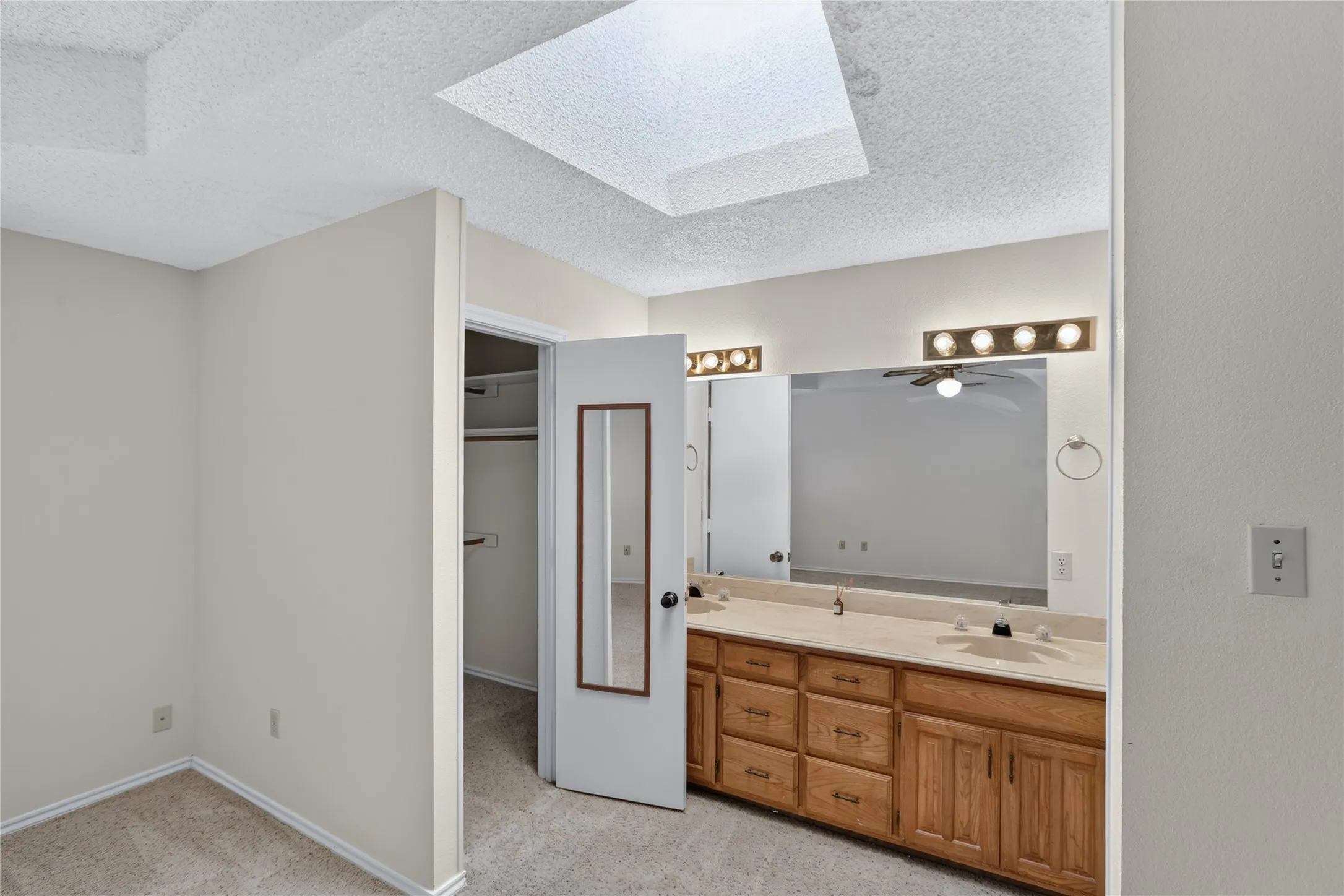 Single Family Residence For Sale in Tarrant County , 5103 El Rancho Court, Arlington, Texas 76017, 3 Bedroom, 2 Bathroom, 2 Garage spaces, 1,683 Sqft, built in 1984, mls#21349102, Real Estate Agent in Arlington, Homes For Sale in Tarrant county, Homes For Sale in Arlington, Realtor in Arlington Texas, Real Estate Brokerage Independent Realty Texas, Luminita Cordes Realtor