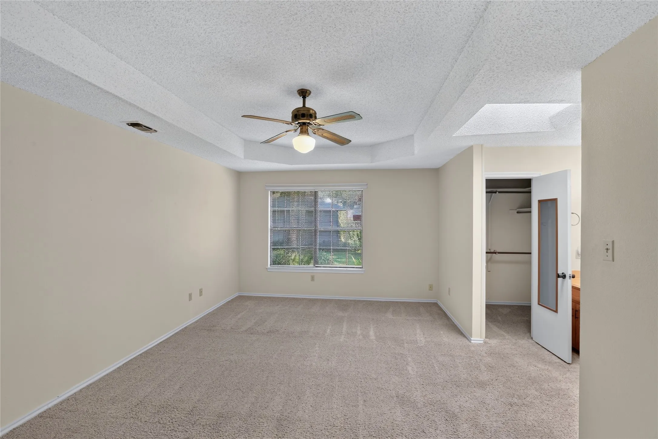 Single Family Residence For Sale in Tarrant County , 5103 El Rancho Court, Arlington, Texas 76017, 3 Bedroom, 2 Bathroom, 2 Garage spaces, 1,683 Sqft, built in 1984, mls#21349102, Real Estate Agent in Arlington, Homes For Sale in Tarrant county, Homes For Sale in Arlington, Realtor in Arlington Texas, Real Estate Brokerage Independent Realty Texas, Luminita Cordes Realtor