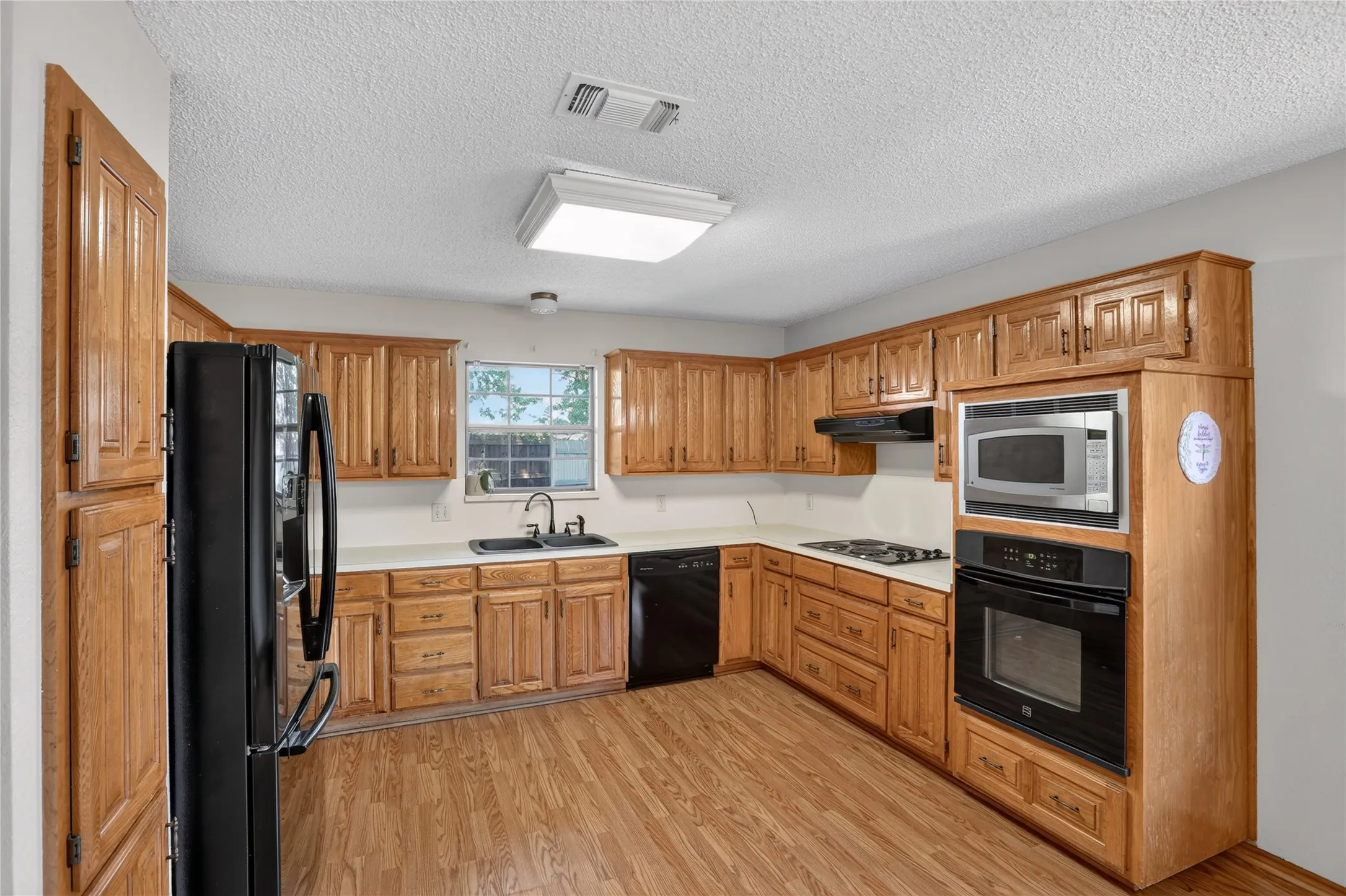 Single Family Residence For Sale in Tarrant County , 5103 El Rancho Court, Arlington, Texas 76017, 3 Bedroom, 2 Bathroom, 2 Garage spaces, 1,683 Sqft, built in 1984, mls#21349102, Real Estate Agent in Arlington, Homes For Sale in Tarrant county, Homes For Sale in Arlington, Realtor in Arlington Texas, Real Estate Brokerage Independent Realty Texas, Luminita Cordes Realtor