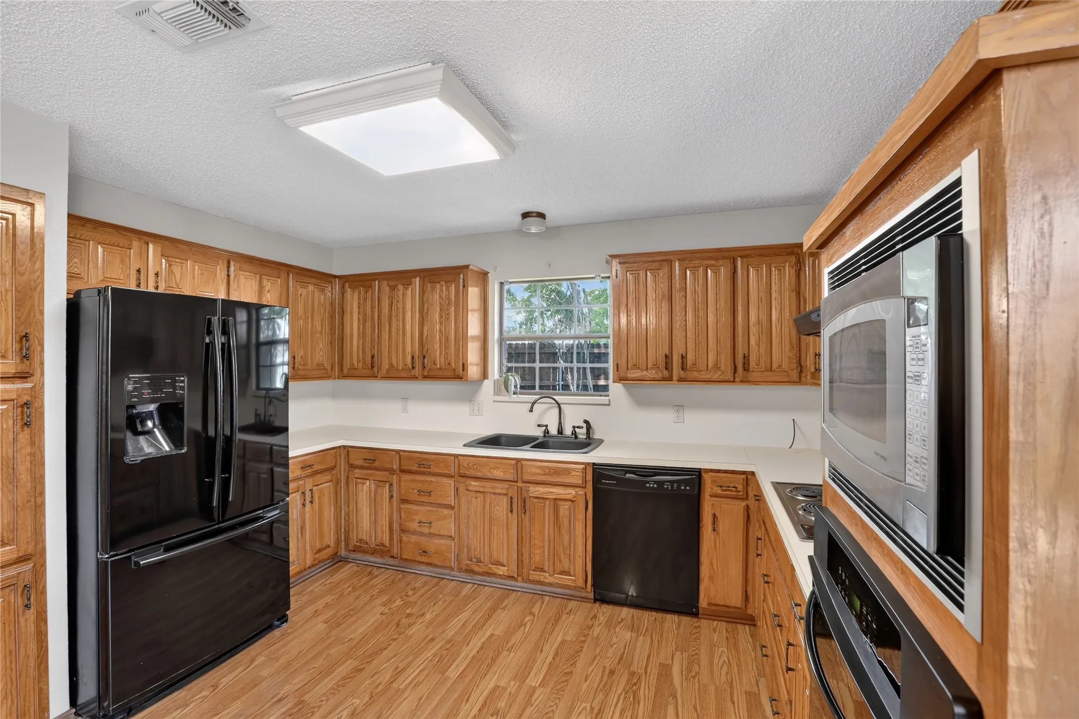 Single Family Residence For Sale in Tarrant County , 5103 El Rancho Court, Arlington, Texas 76017, 3 Bedroom, 2 Bathroom, 2 Garage spaces, 1,683 Sqft, built in 1984, mls#21349102, Real Estate Agent in Arlington, Homes For Sale in Tarrant county, Homes For Sale in Arlington, Realtor in Arlington Texas, Real Estate Brokerage Independent Realty Texas, Luminita Cordes Realtor